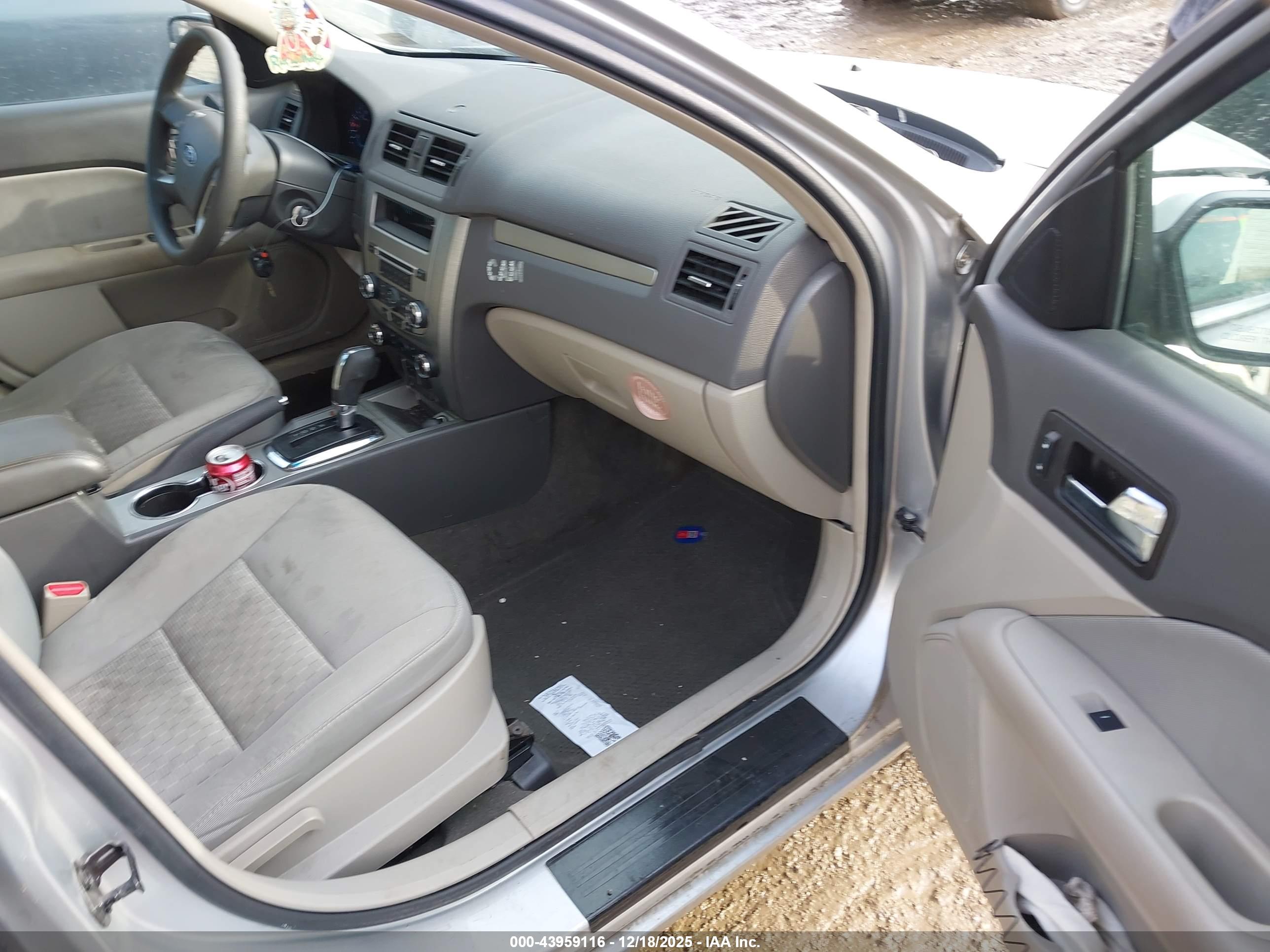 FORD FUSION image 5