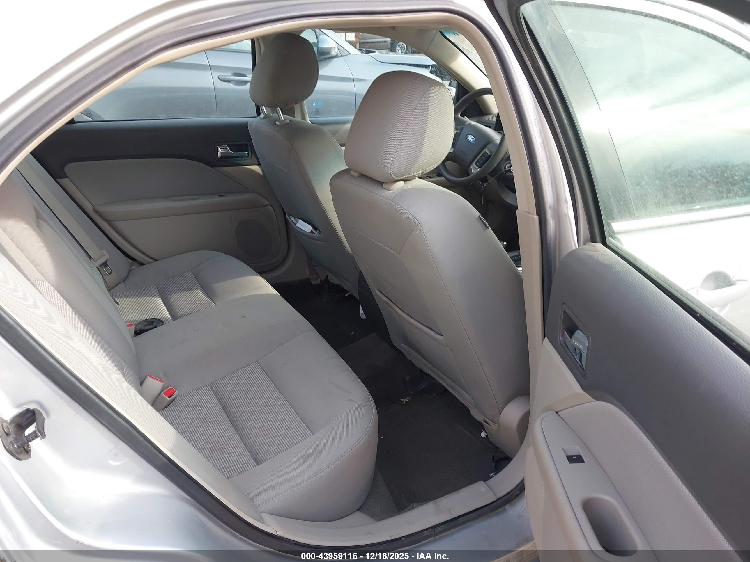 FORD FUSION image 8