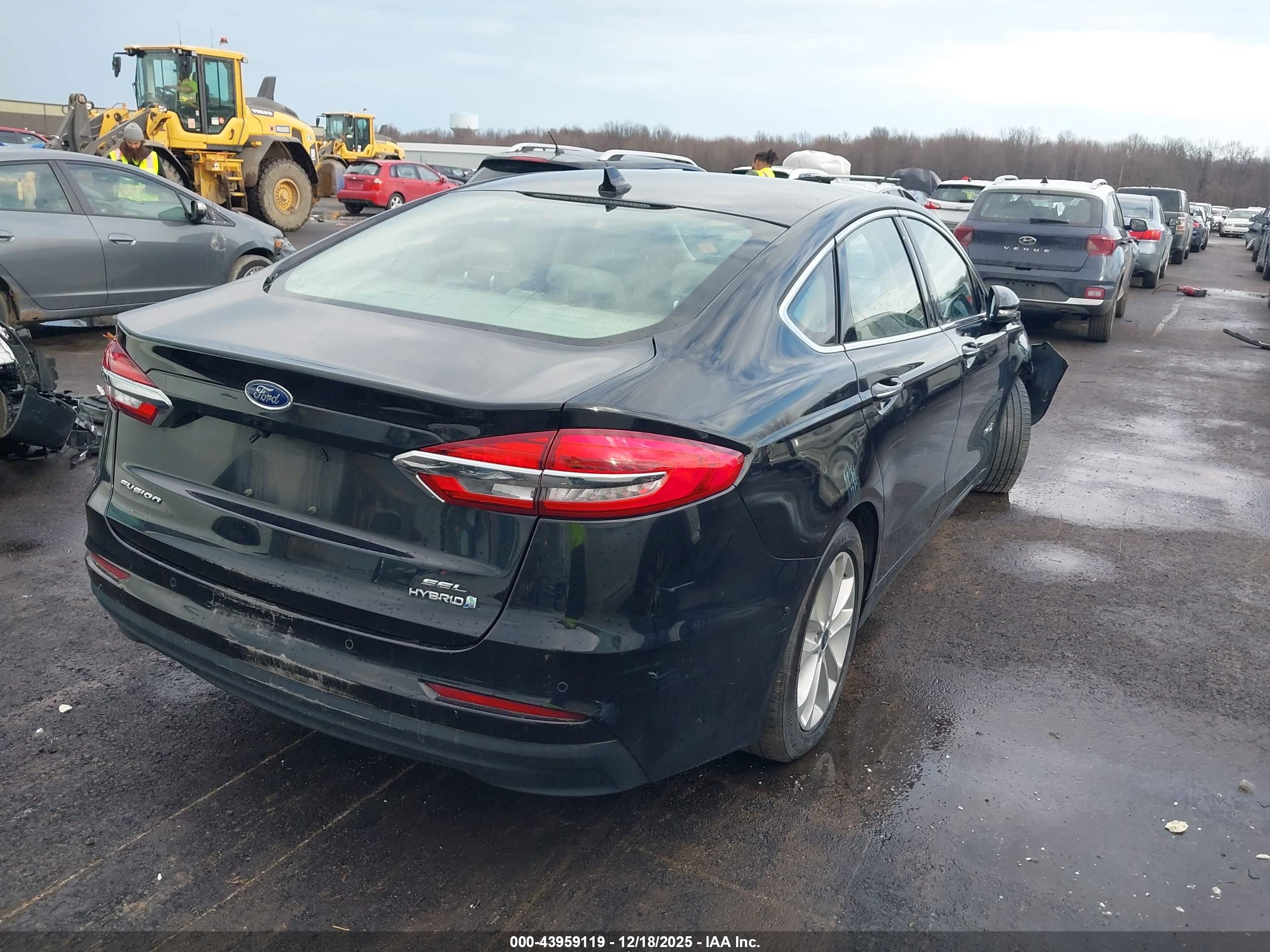FORD FUSION image 4
