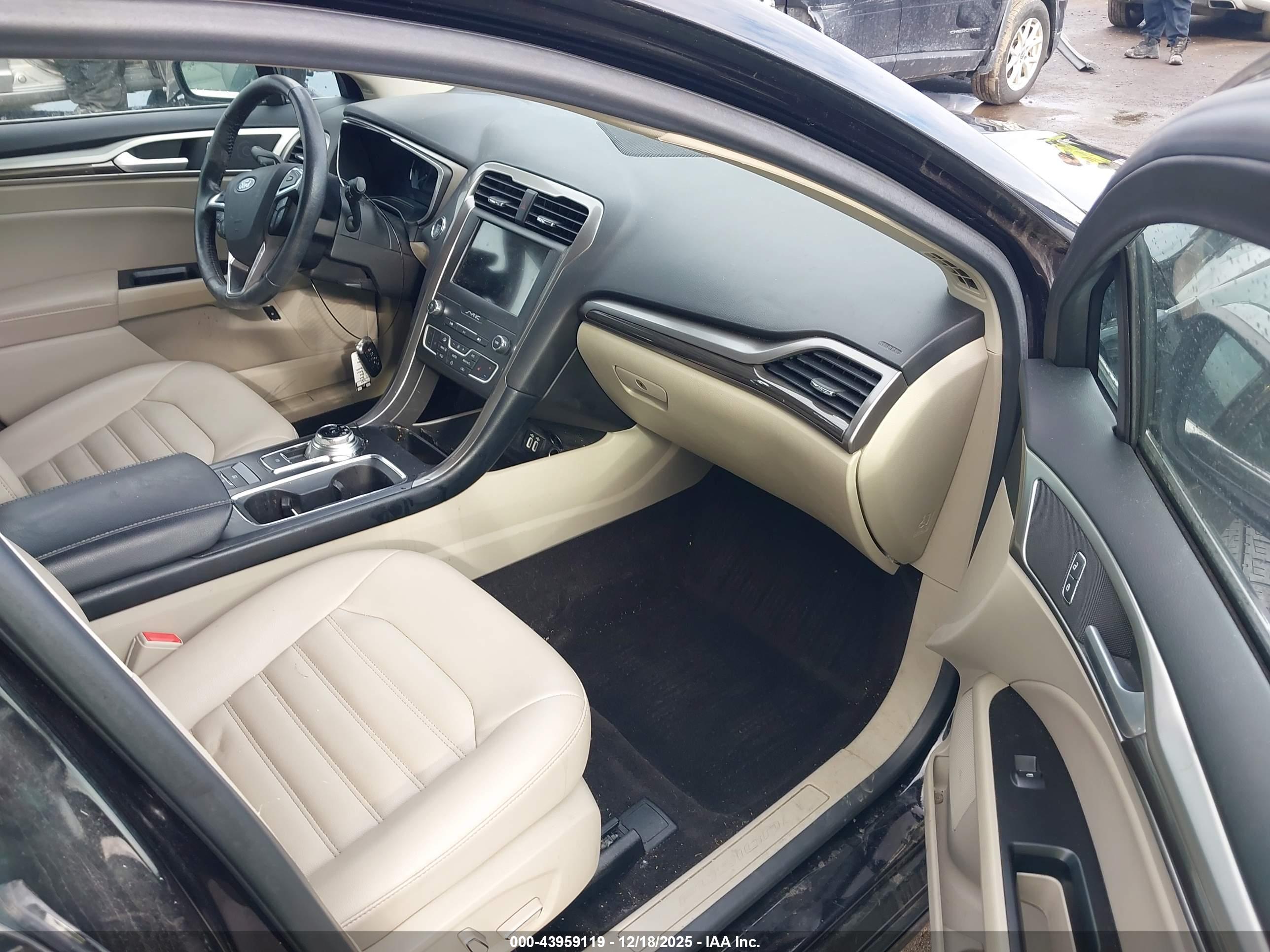 FORD FUSION image 5