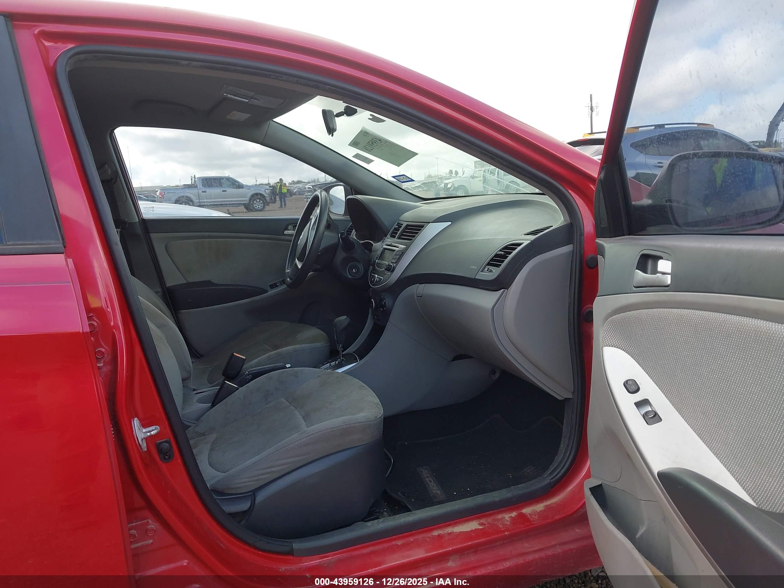 HYUNDAI ACCENT image 5