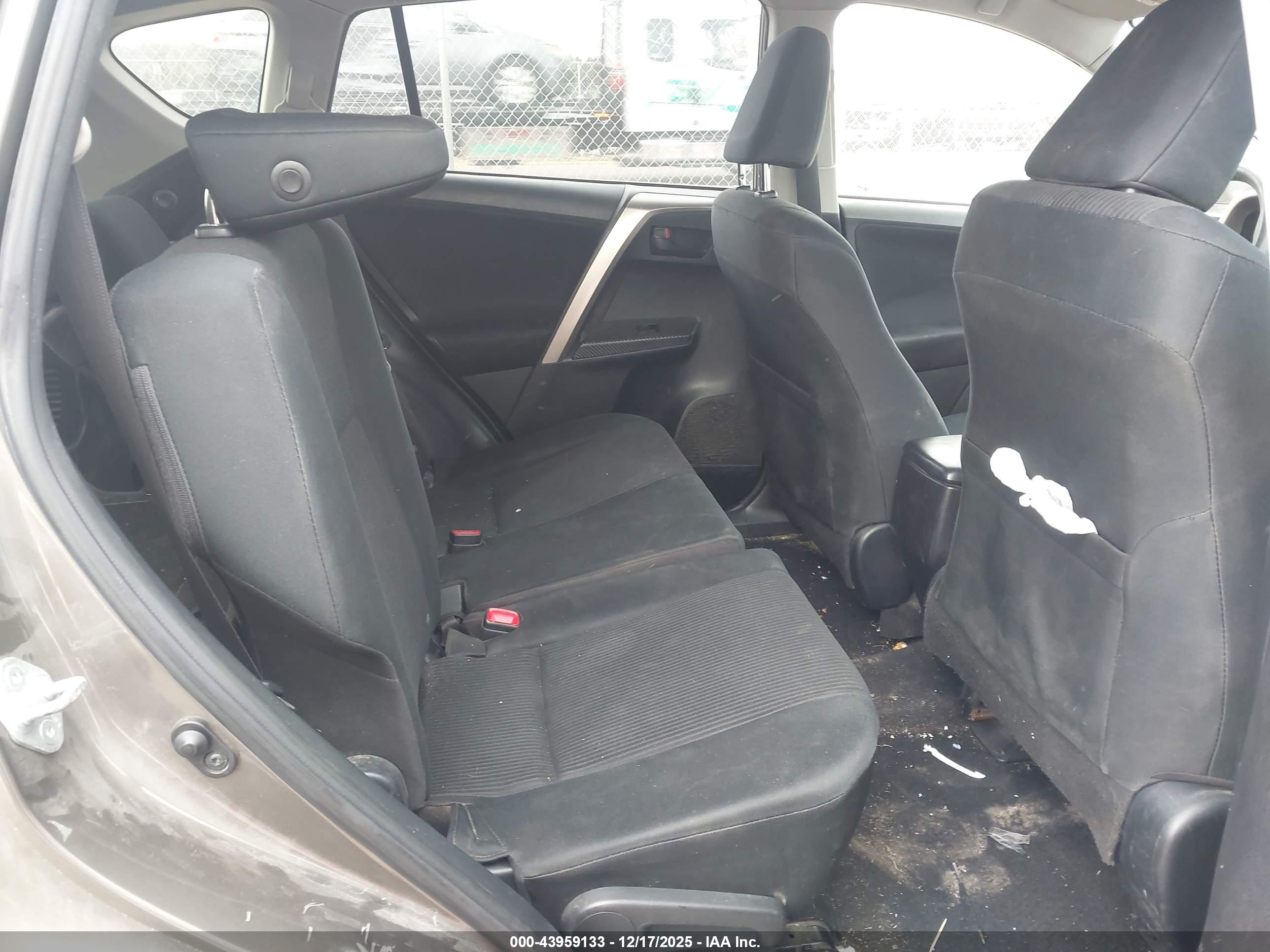 TOYOTA RAV4 image 8