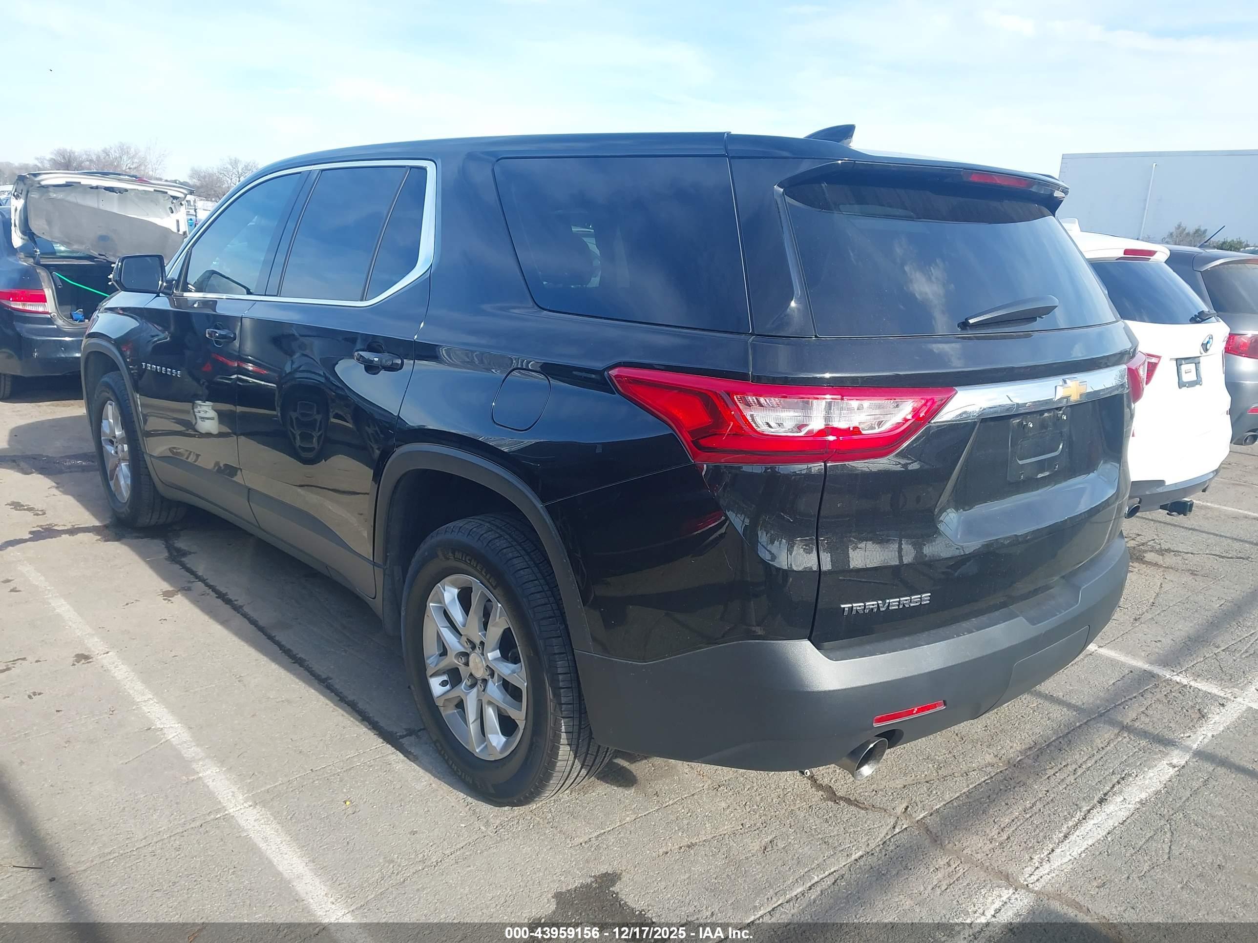 CHEVROLET TRAVERSE image 3
