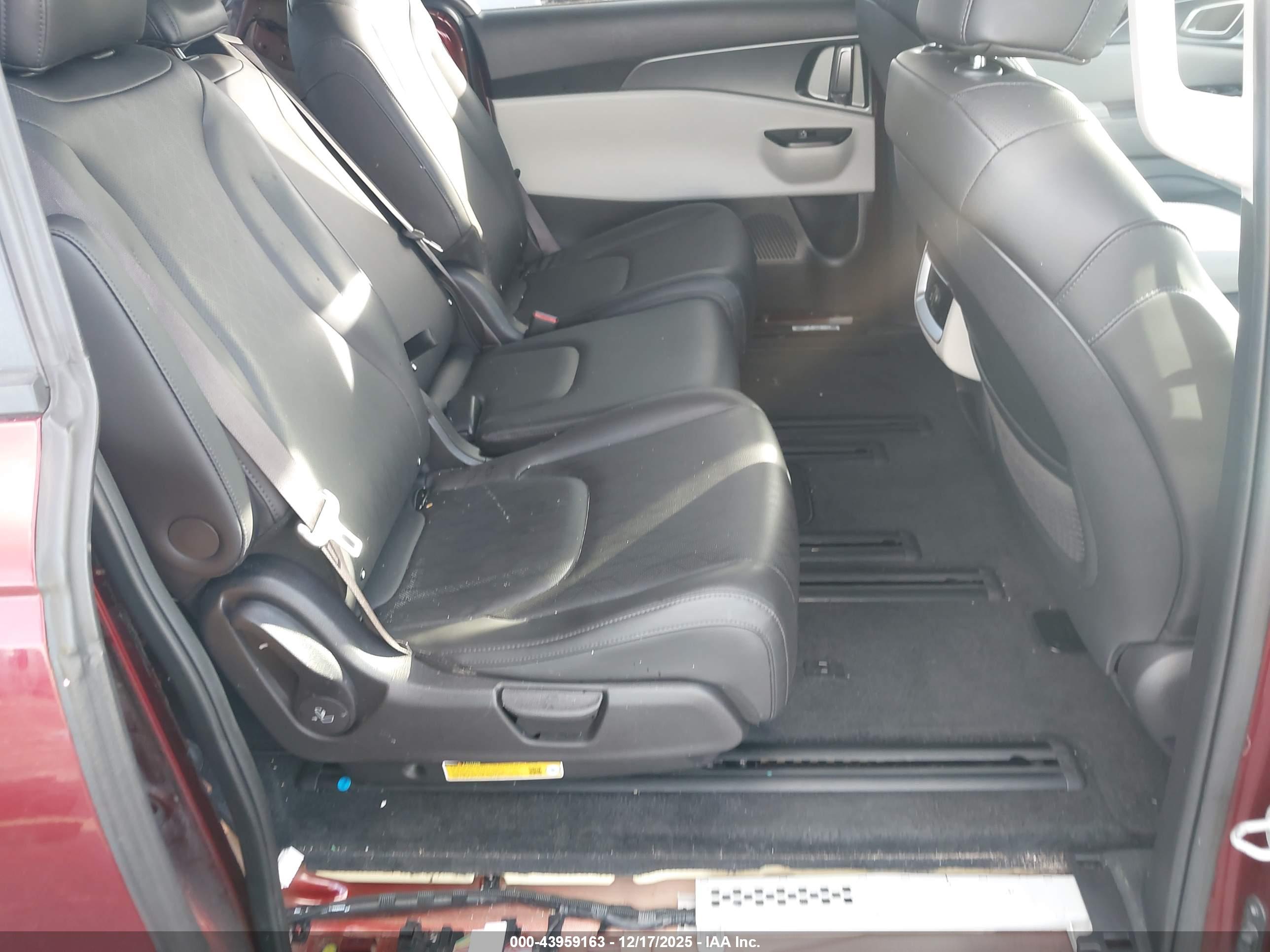KIA CARNIVAL image 8