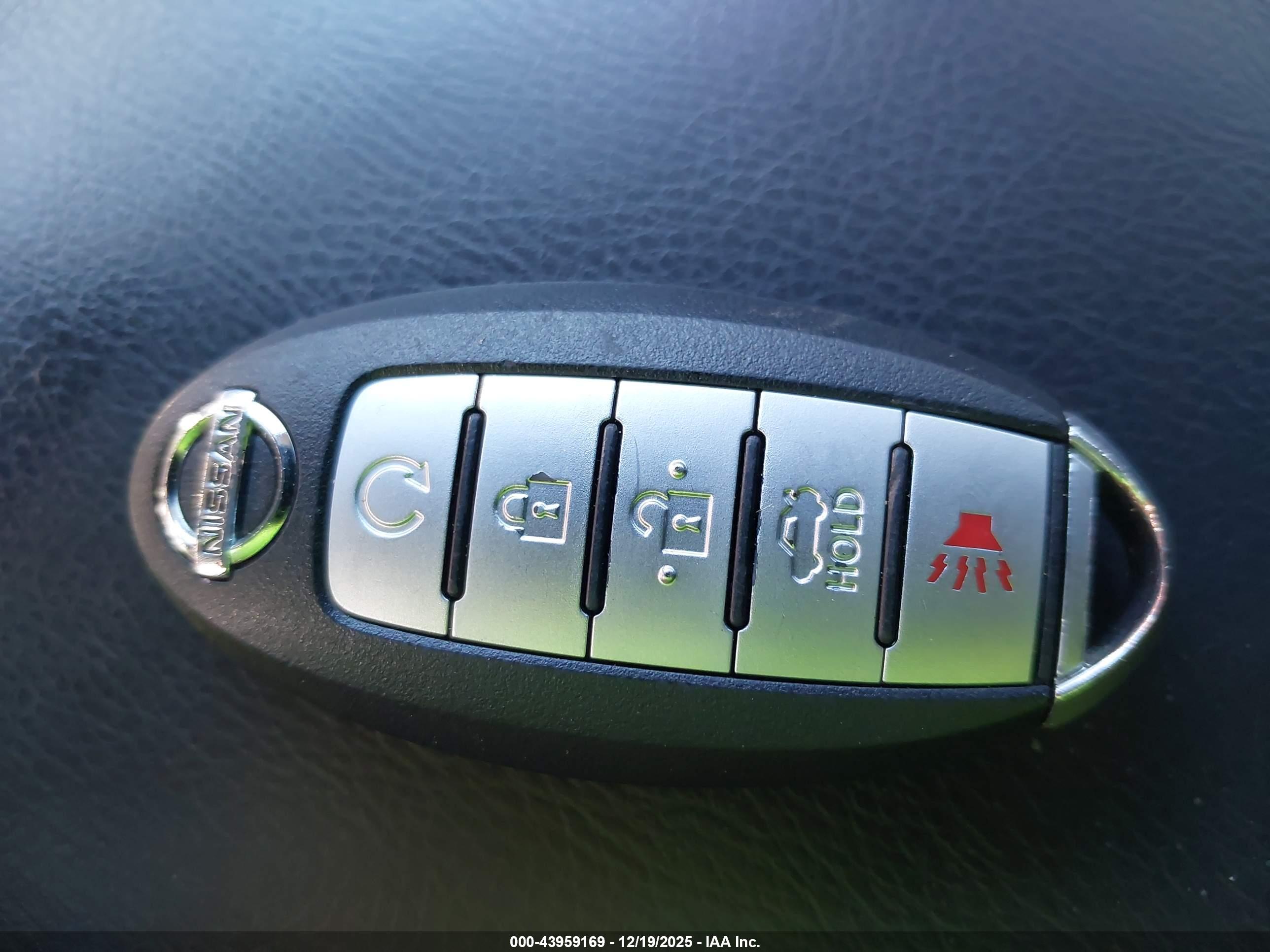 NISSAN MAXIMA image 11
