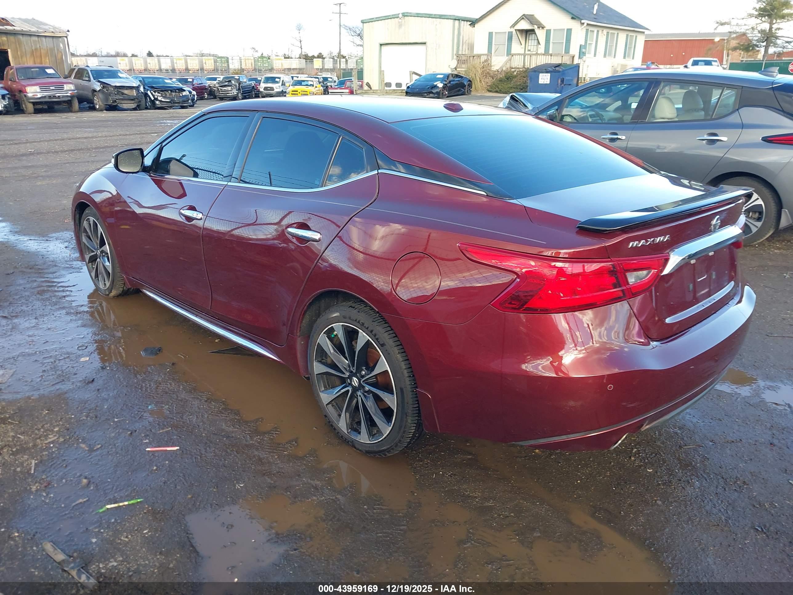NISSAN MAXIMA image 3