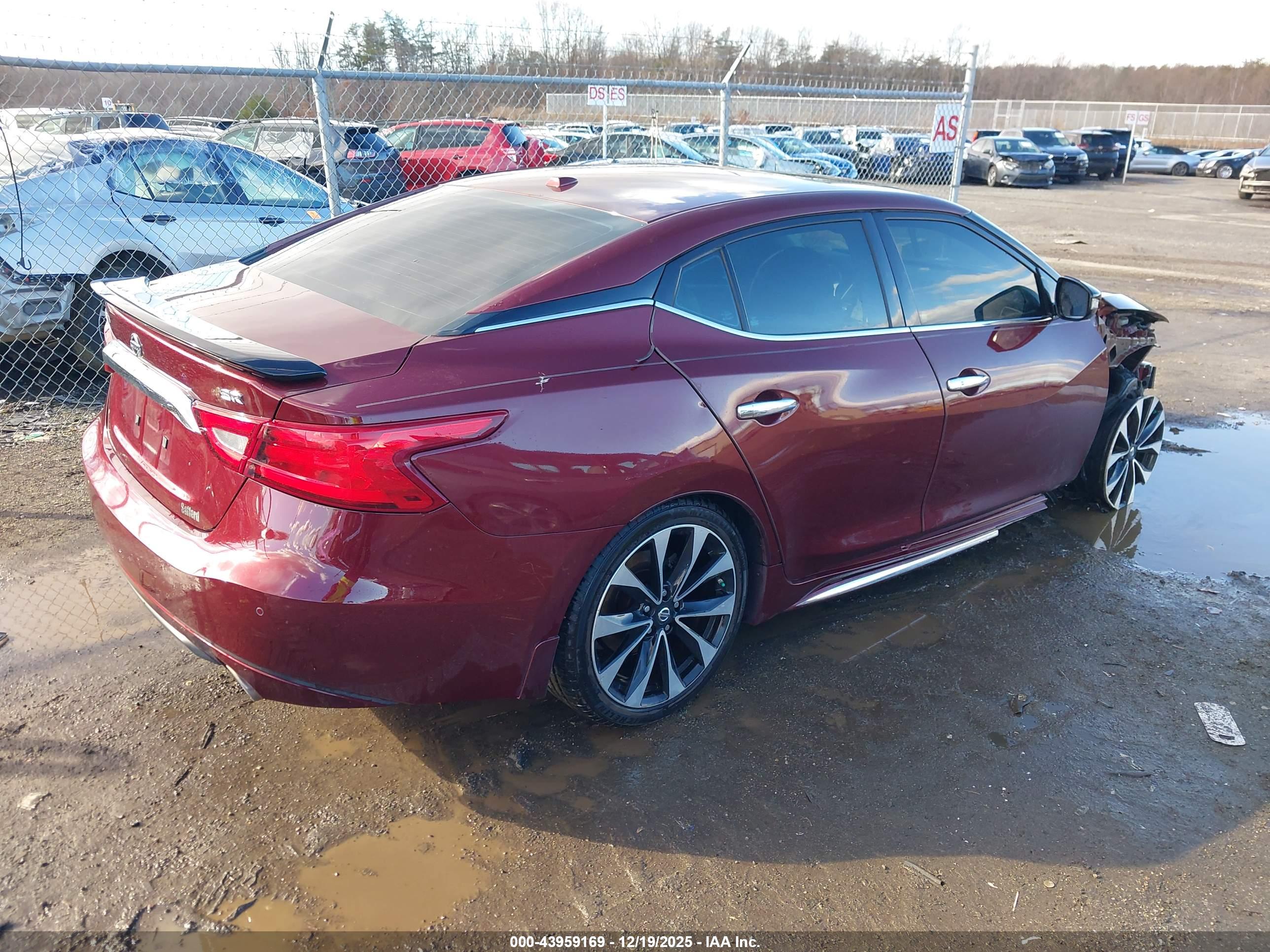 NISSAN MAXIMA image 4