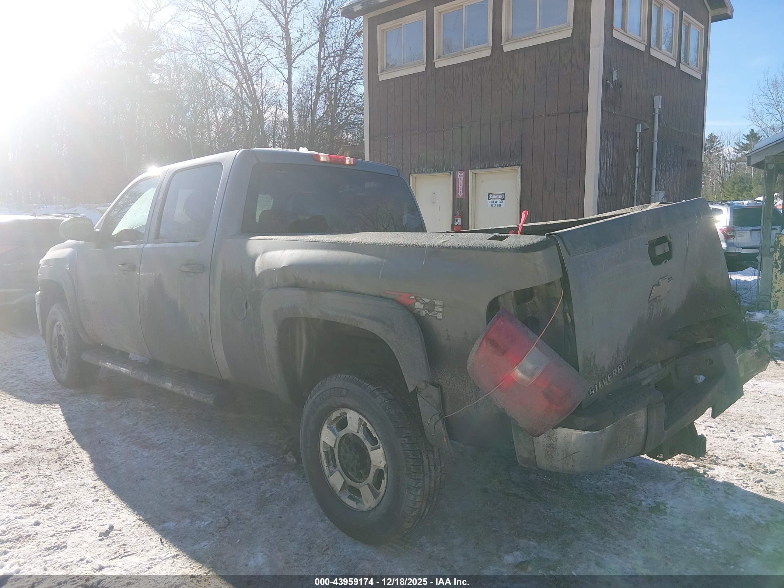 CHEVROLET SILVERADO image 3