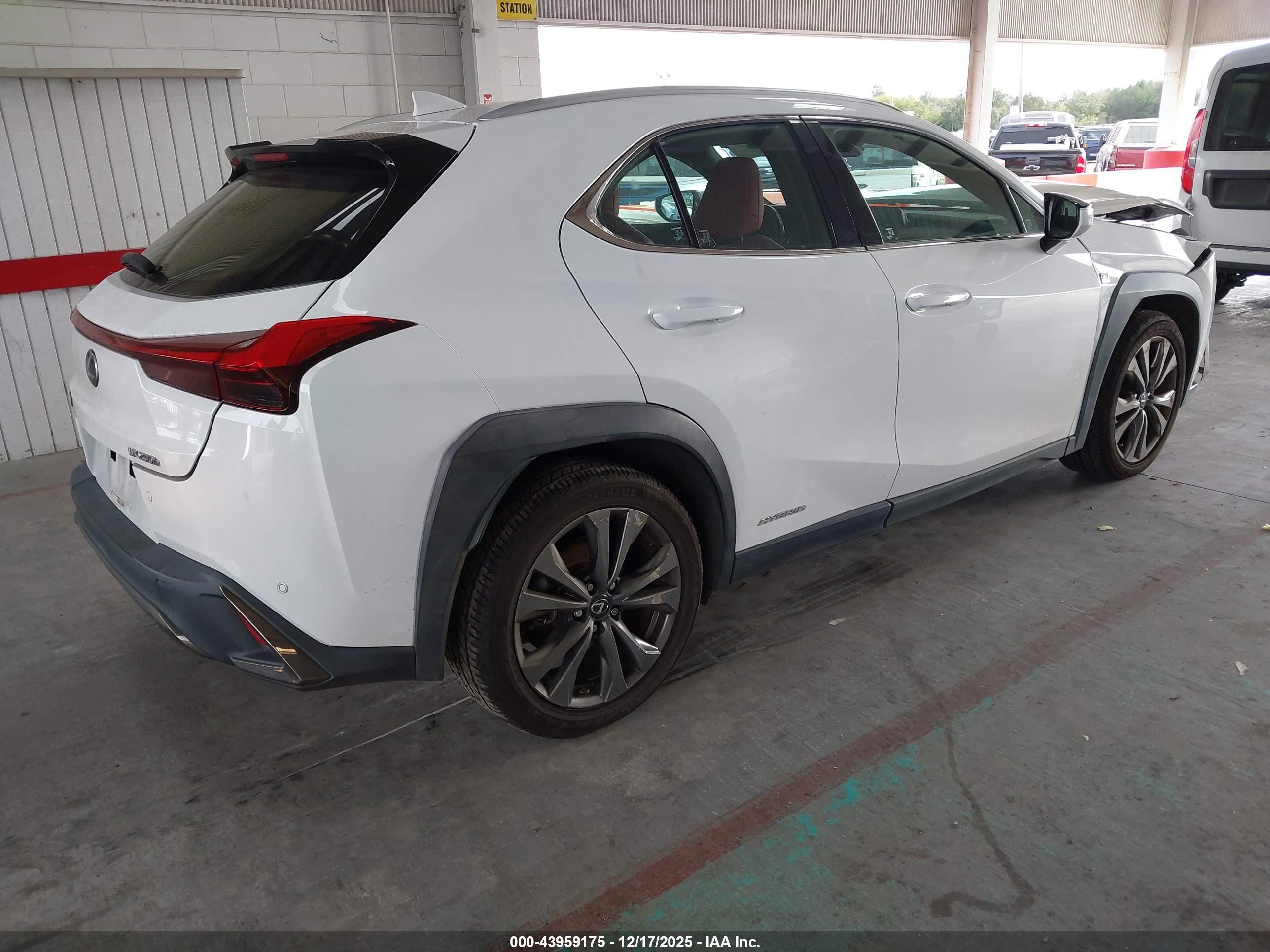 LEXUS UX image 4