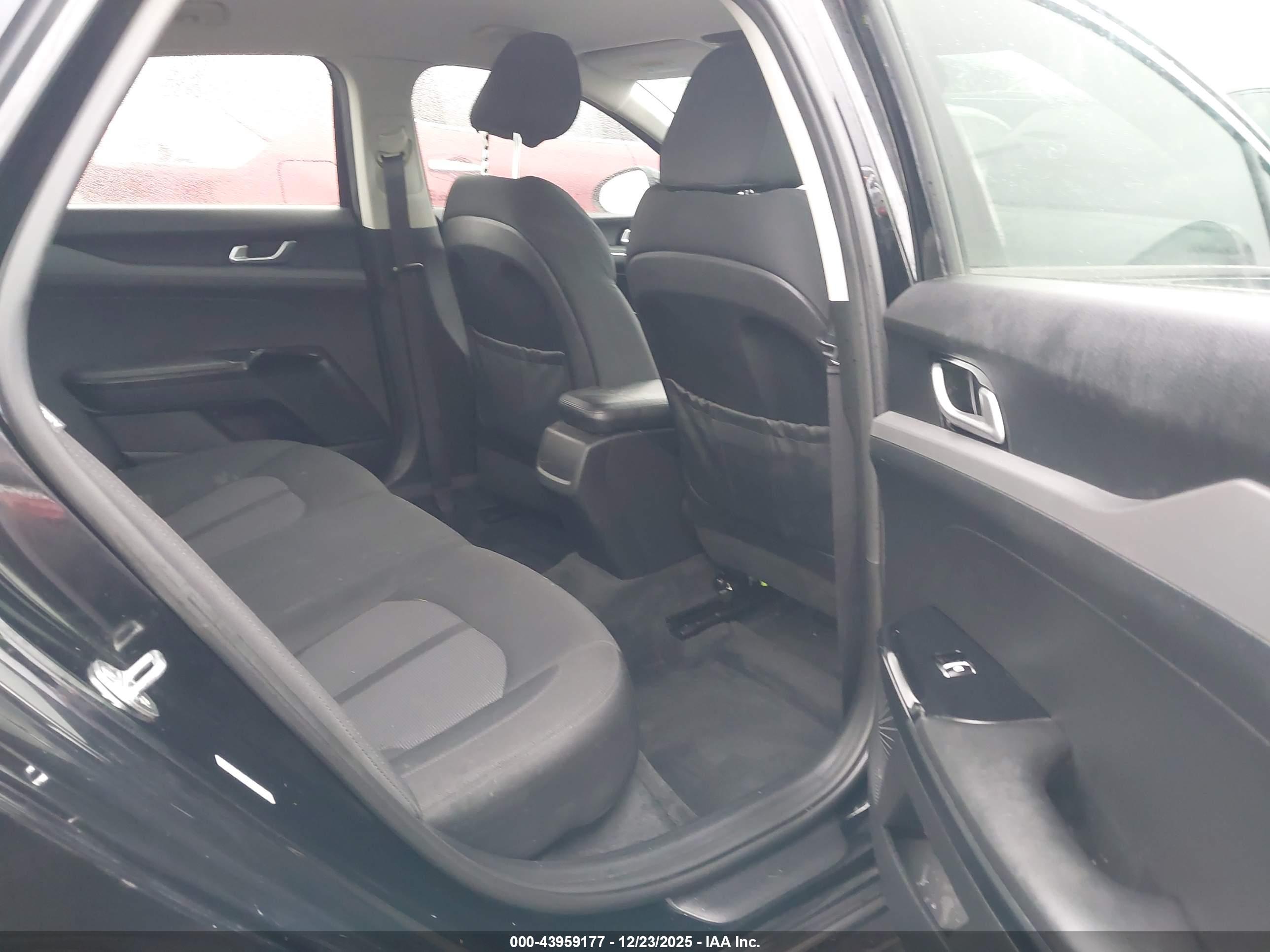 KIA K5 image 8