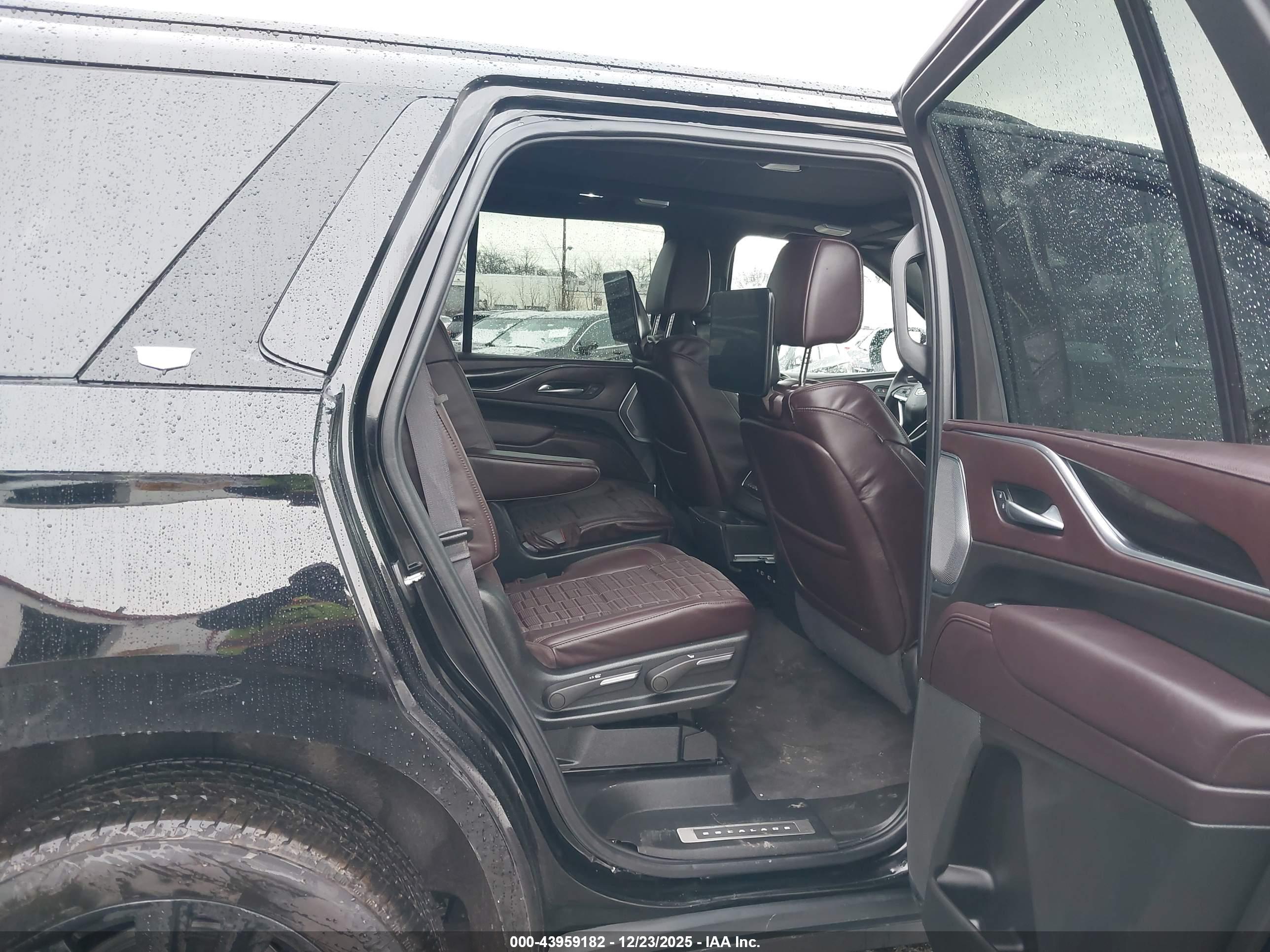 CADILLAC ESCALADE image 8