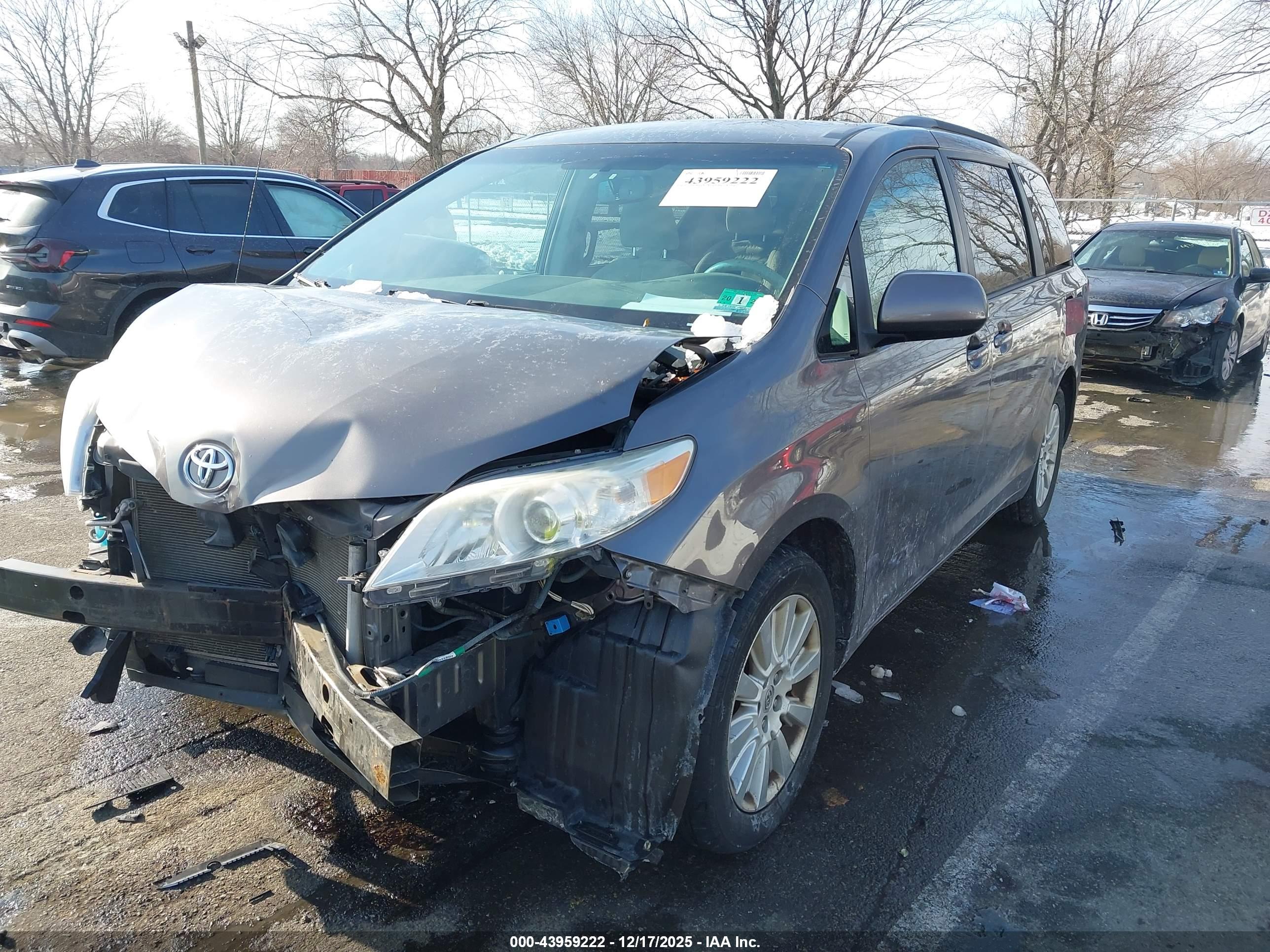 TOYOTA SIENNA image 2