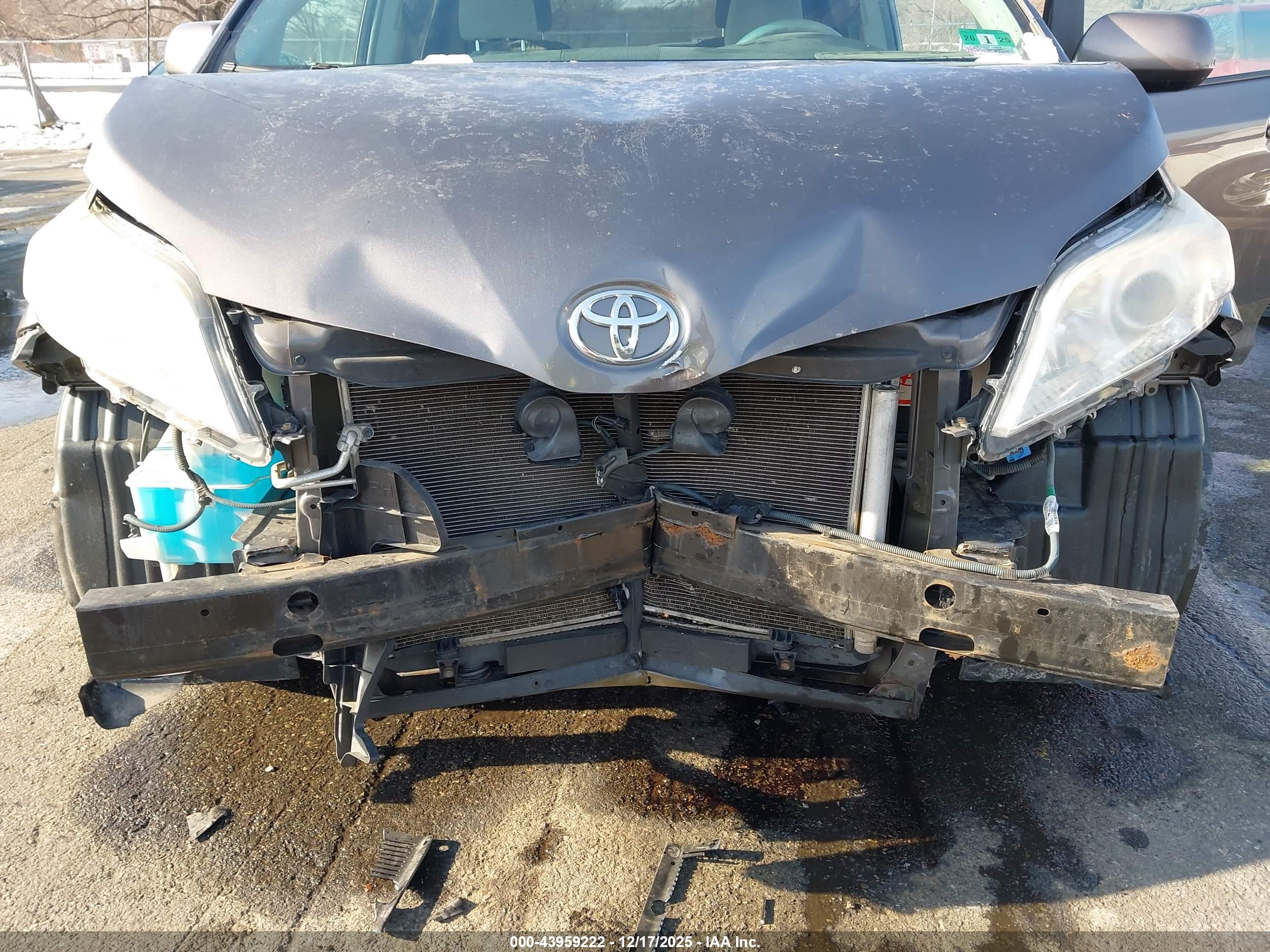 TOYOTA SIENNA image 6