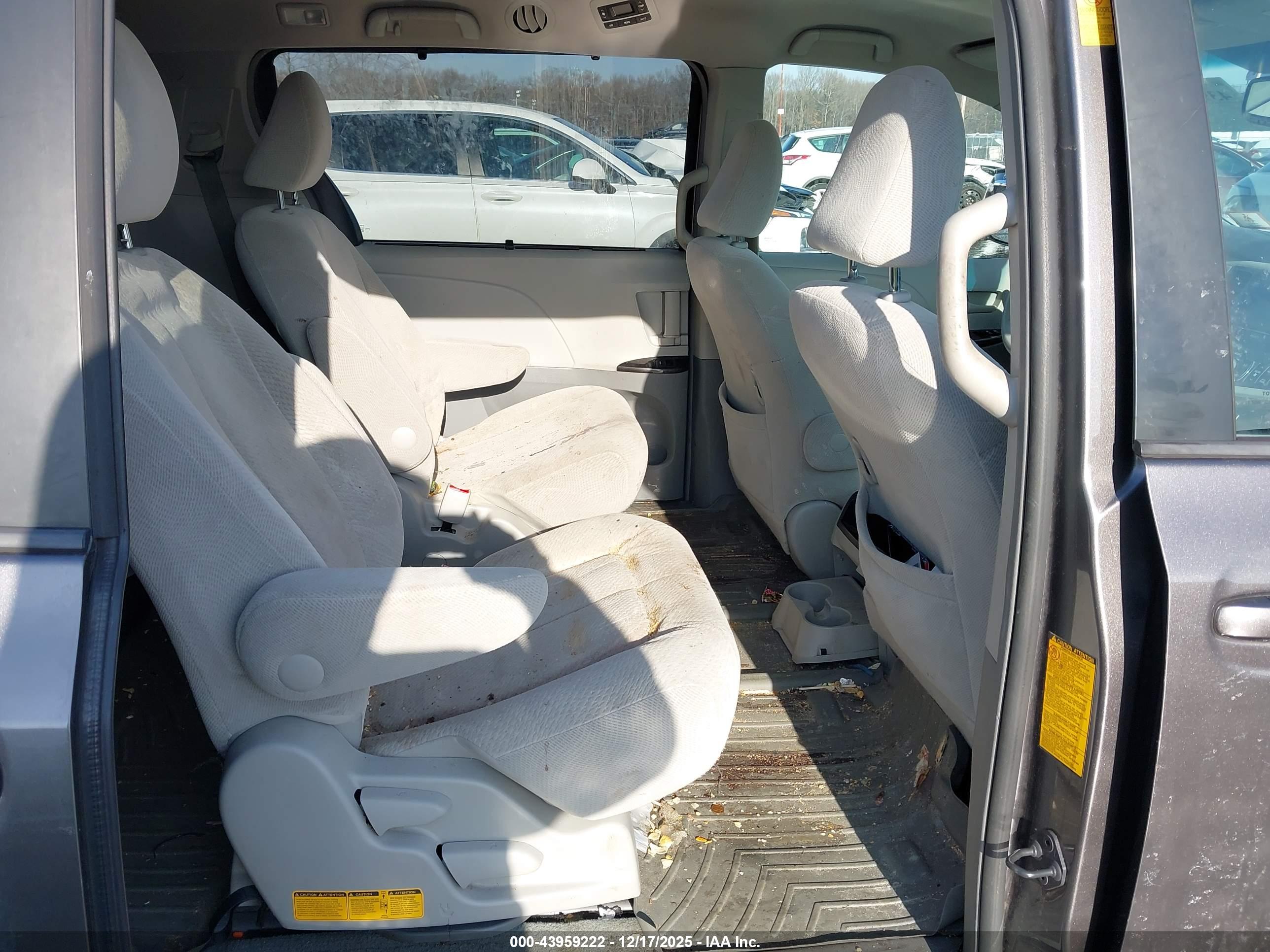 TOYOTA SIENNA image 8