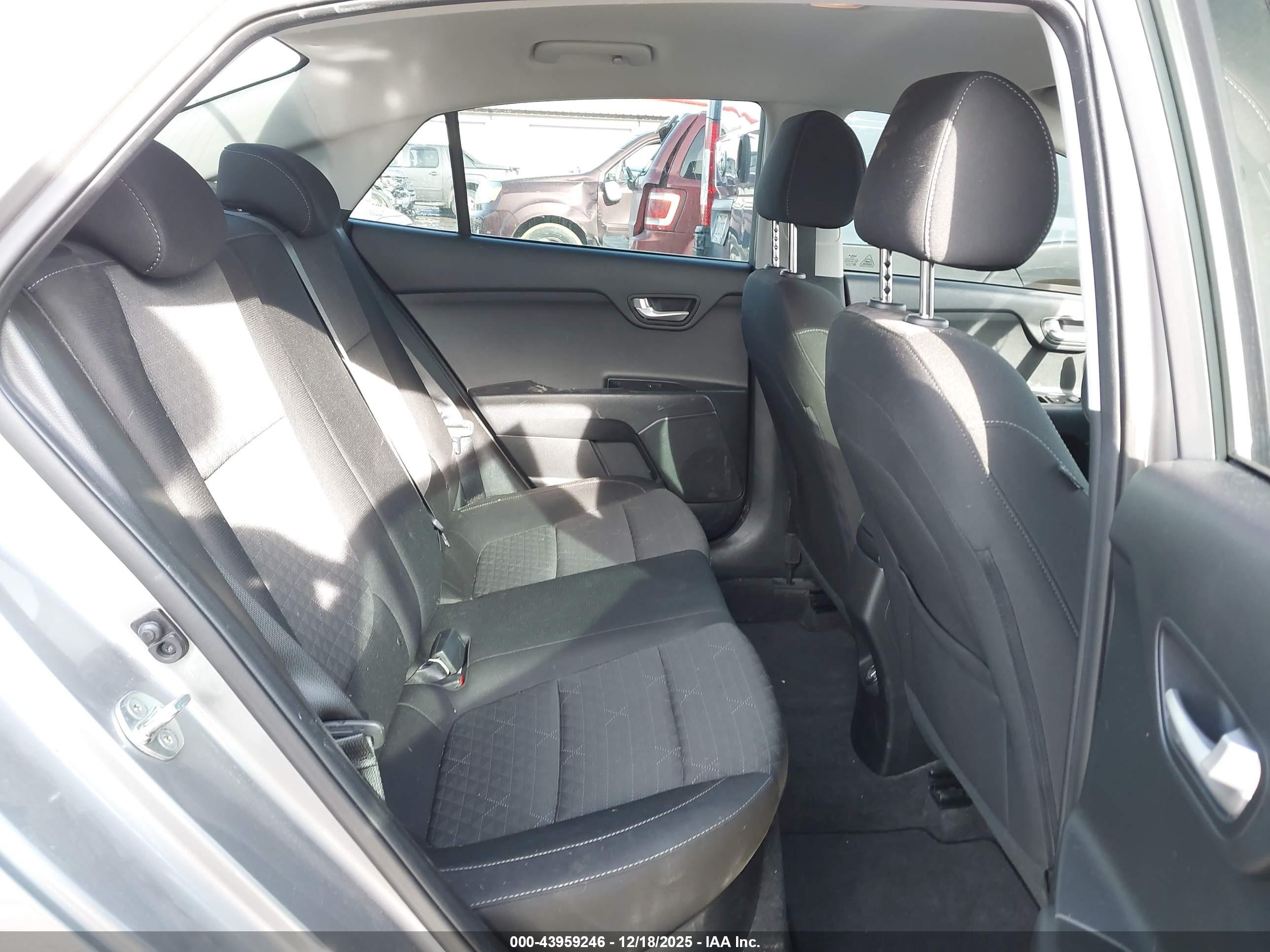 KIA RIO image 8