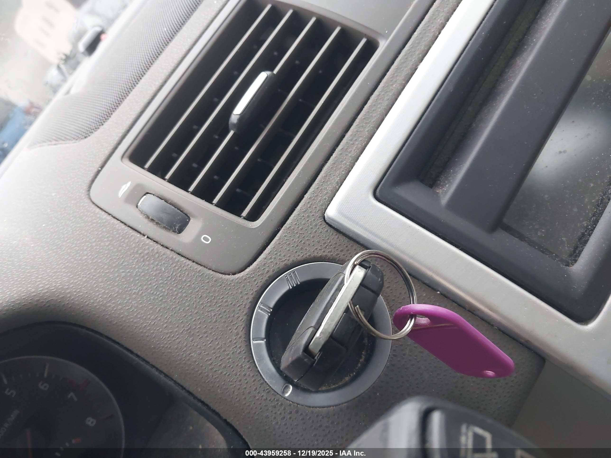 VOLVO V50 image 11