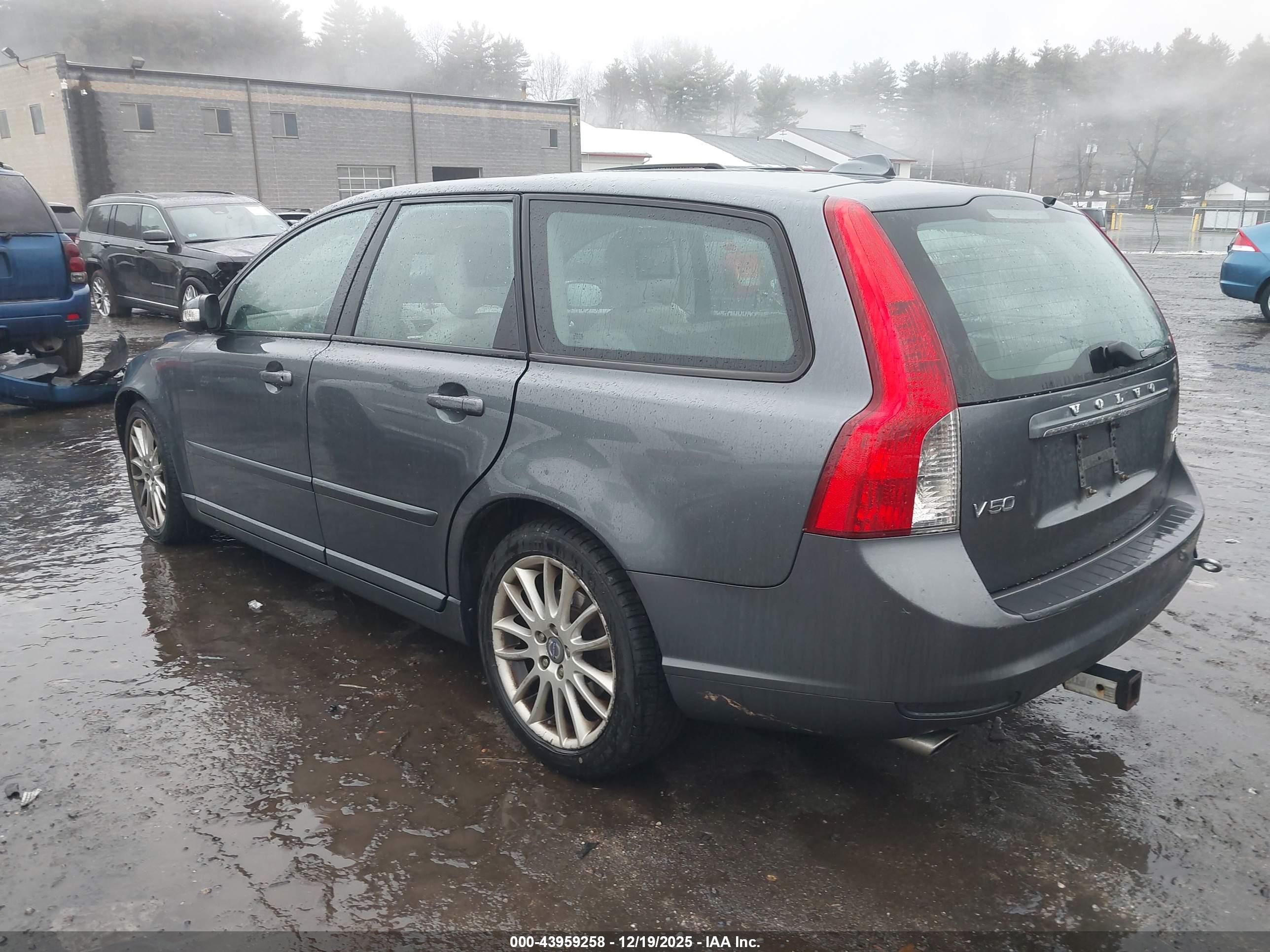 VOLVO V50 image 3