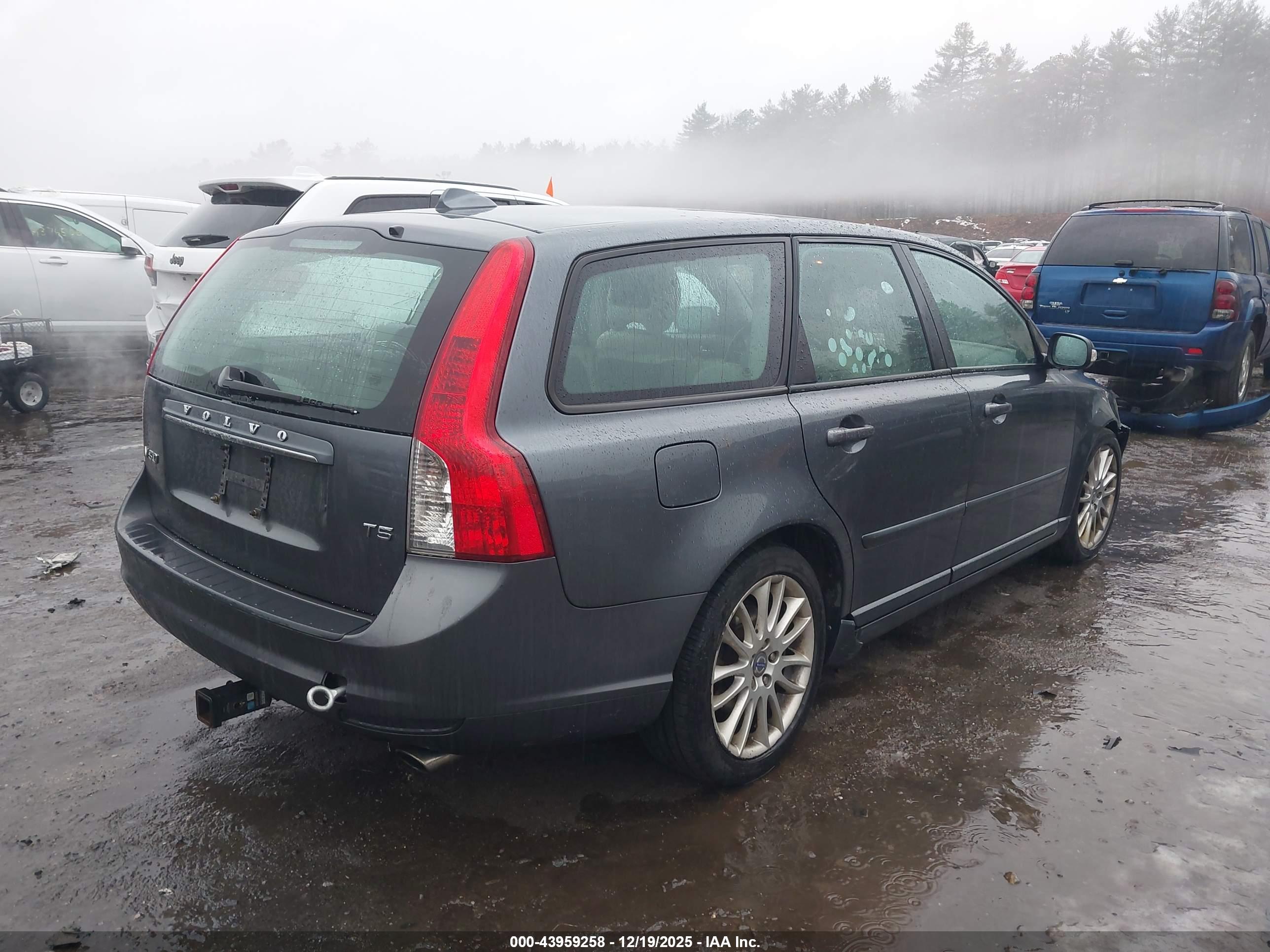 VOLVO V50 image 4