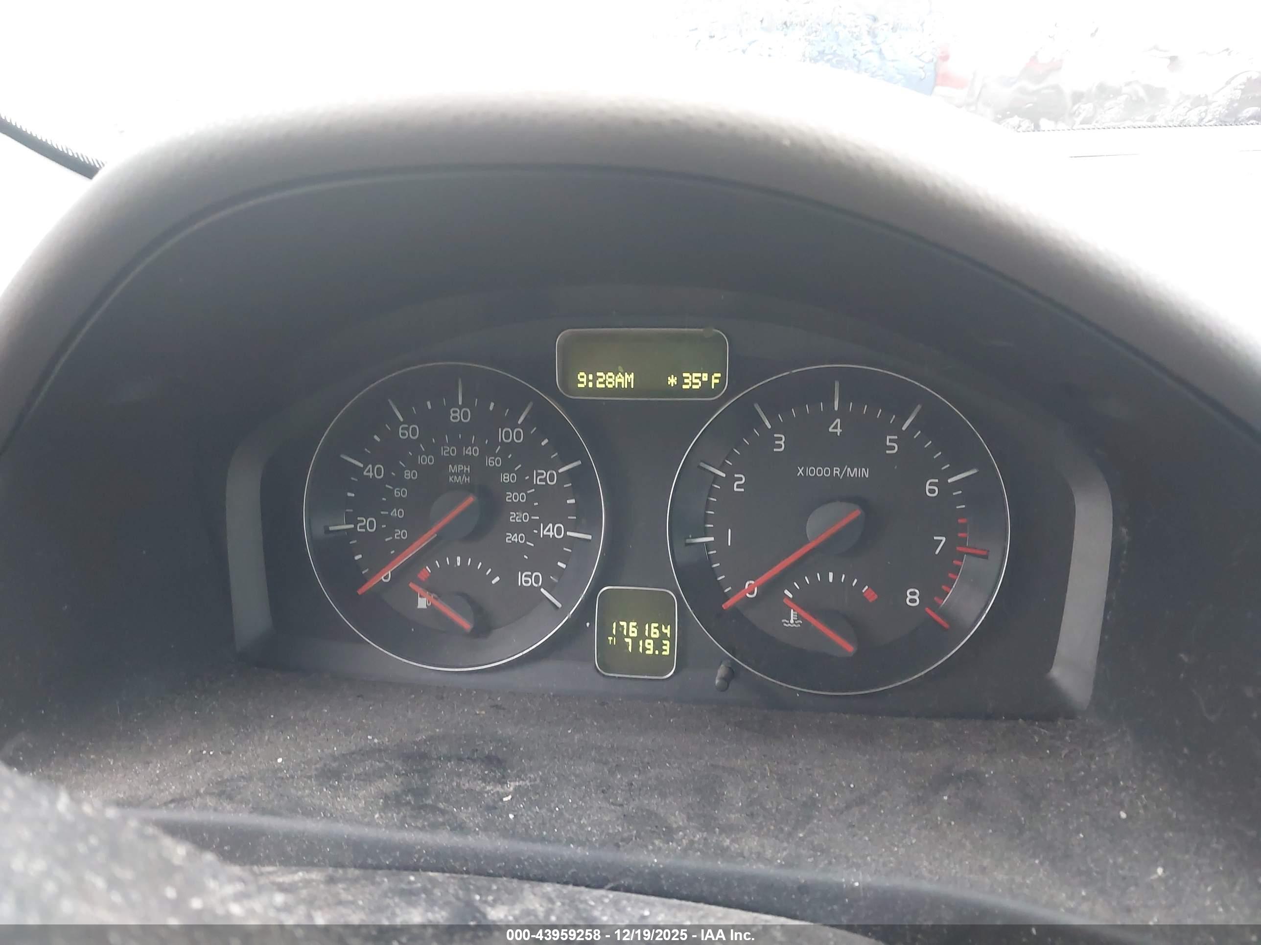 VOLVO V50 image 7
