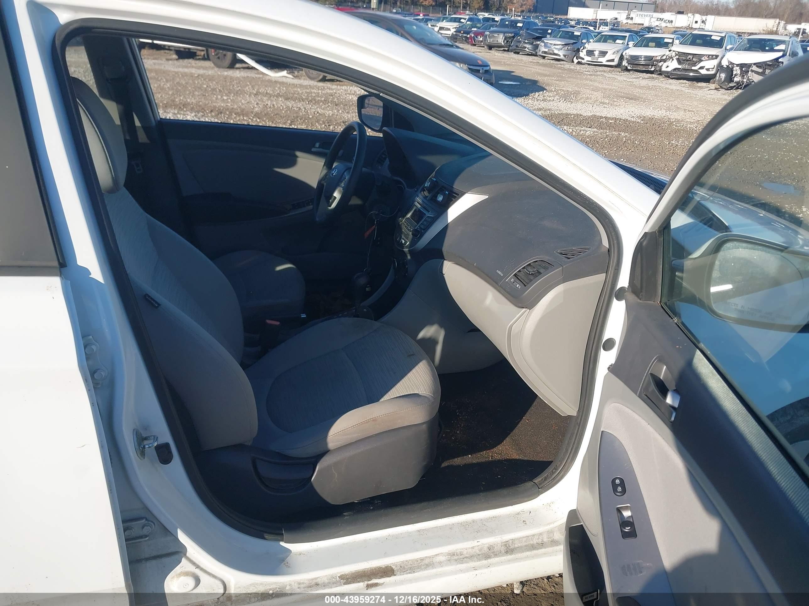 HYUNDAI ACCENT image 5