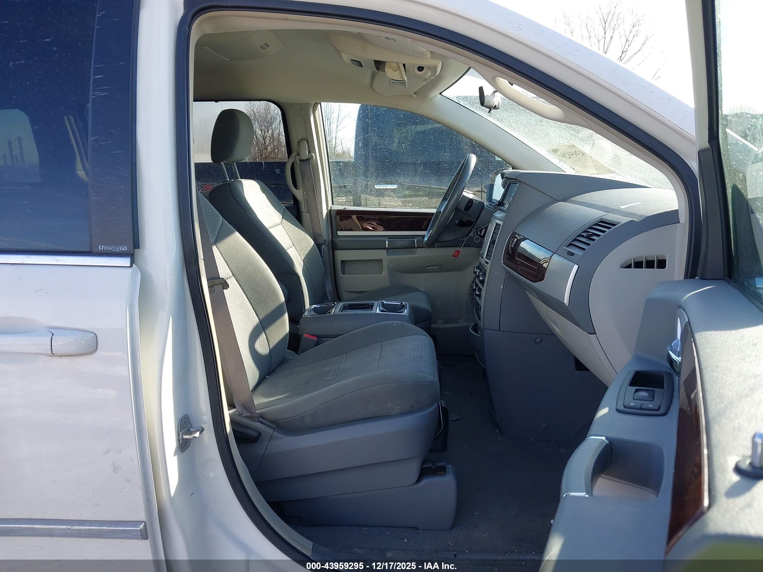 CHRYSLER TOWN image 5