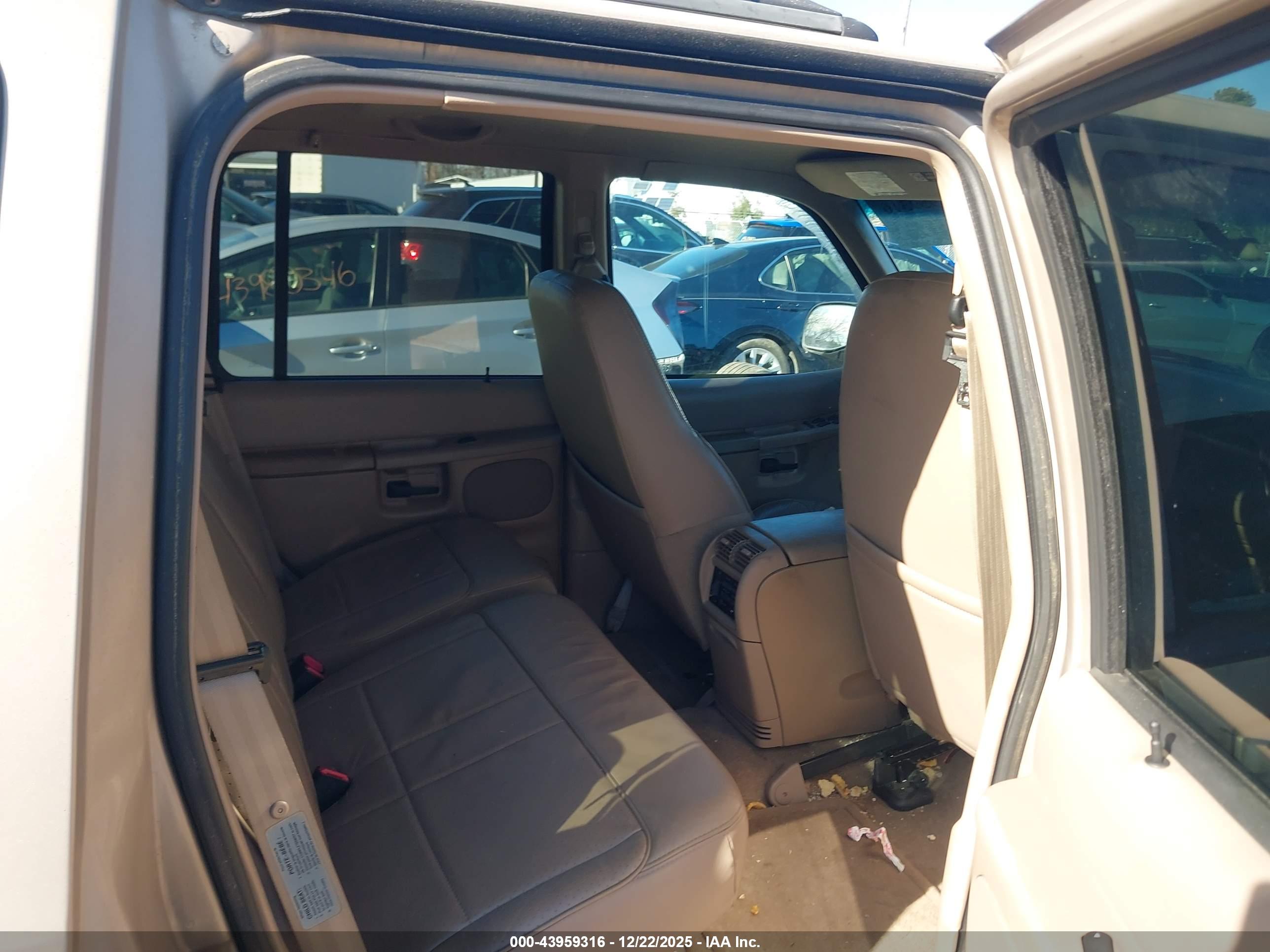 FORD EXPLORER image 8