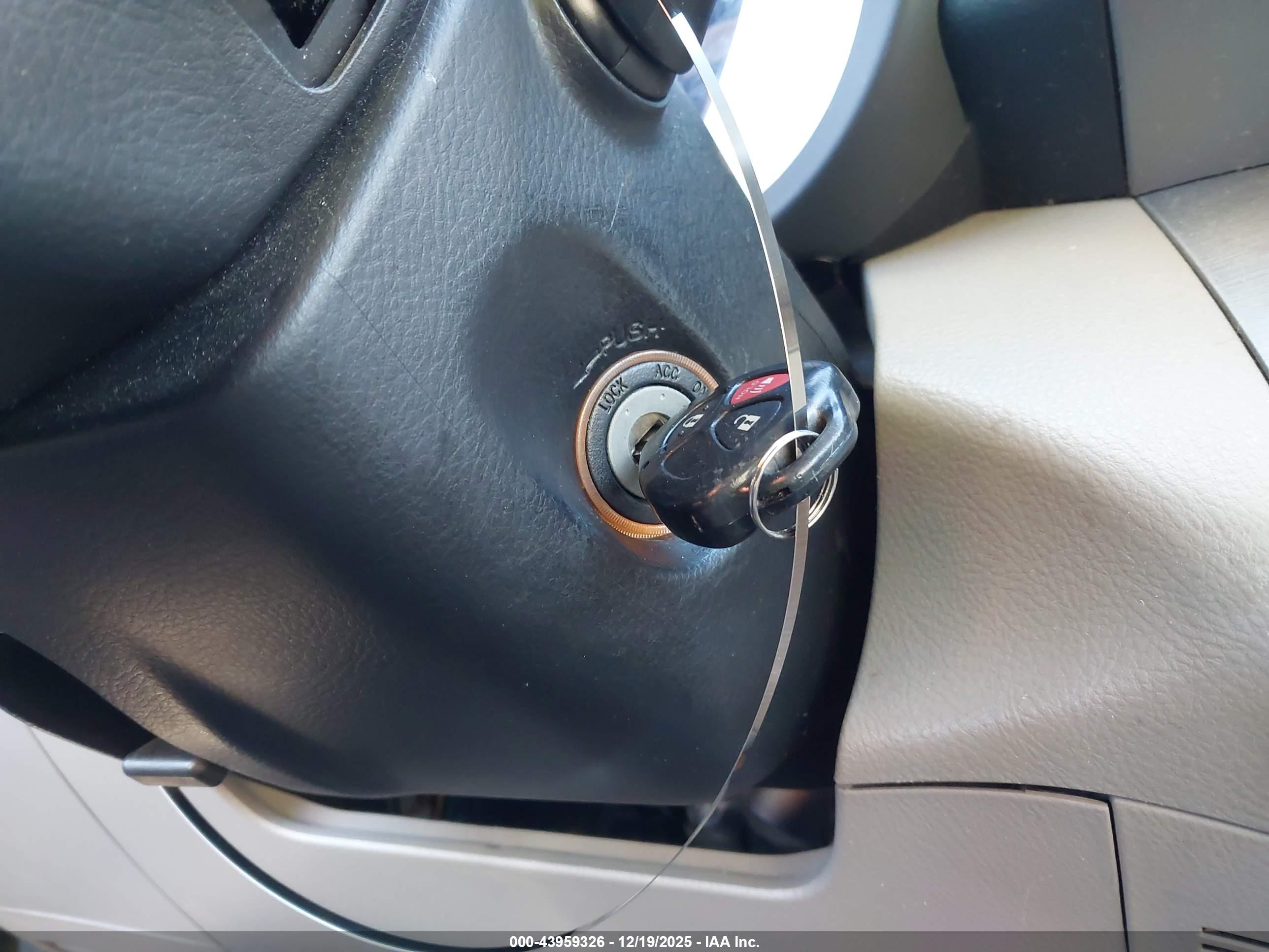 TOYOTA RAV4 image 11