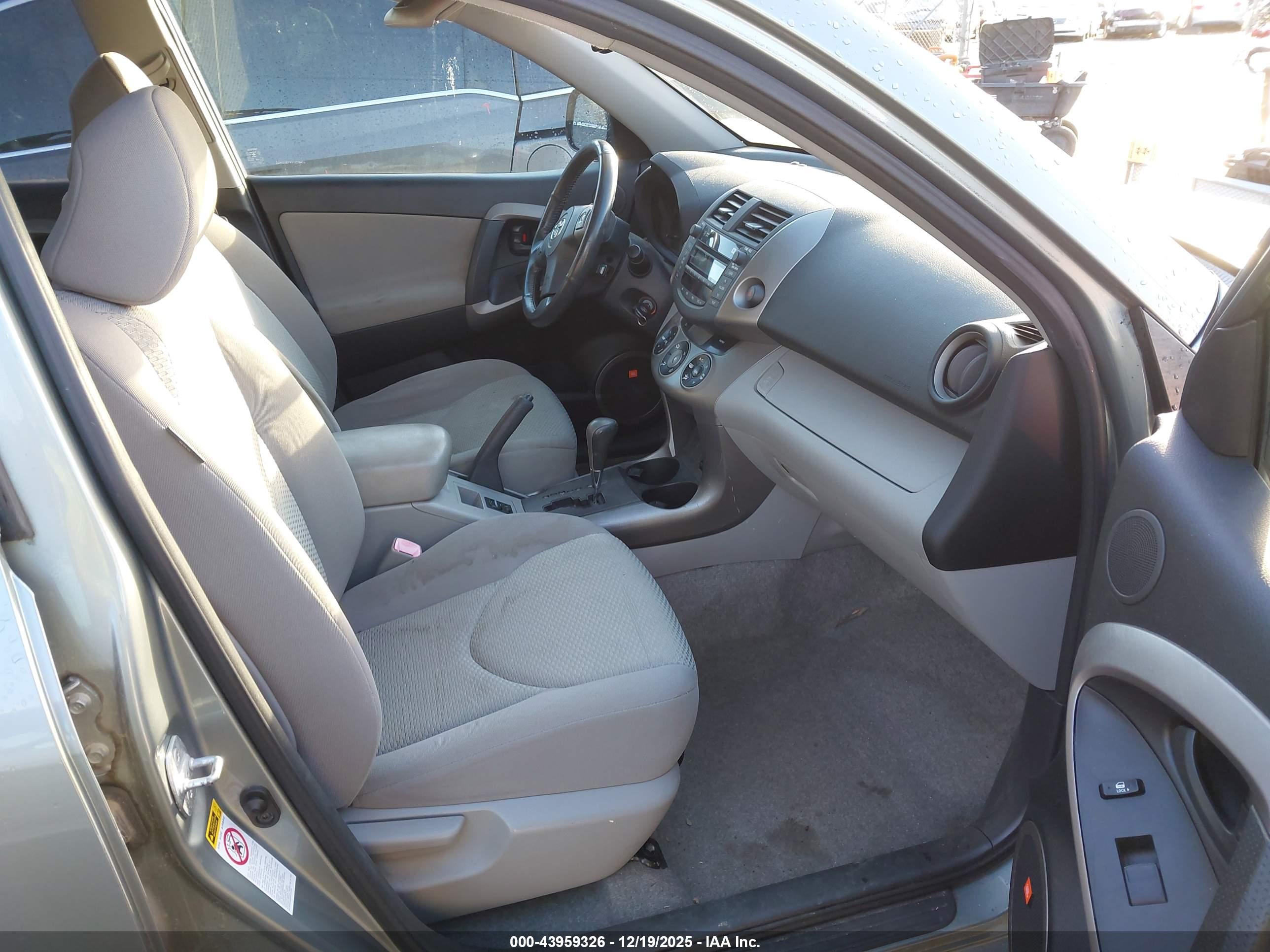 TOYOTA RAV4 image 5