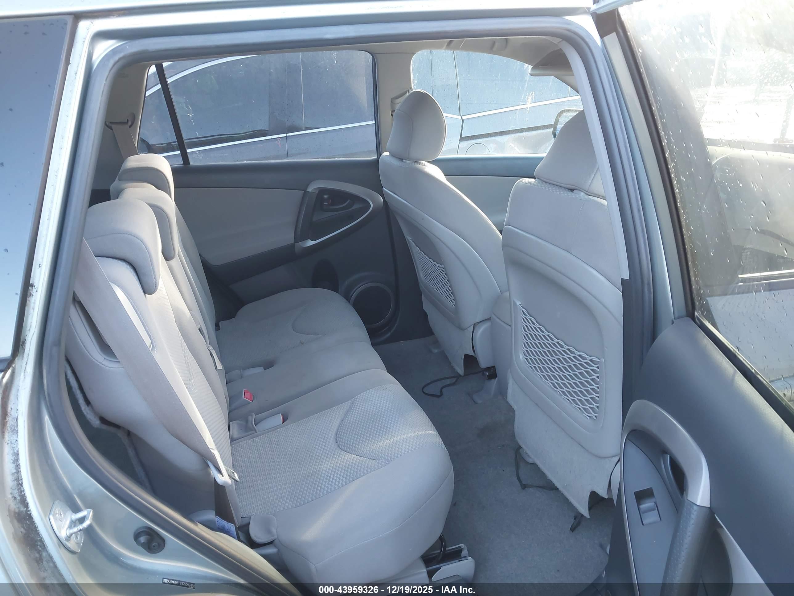 TOYOTA RAV4 image 8