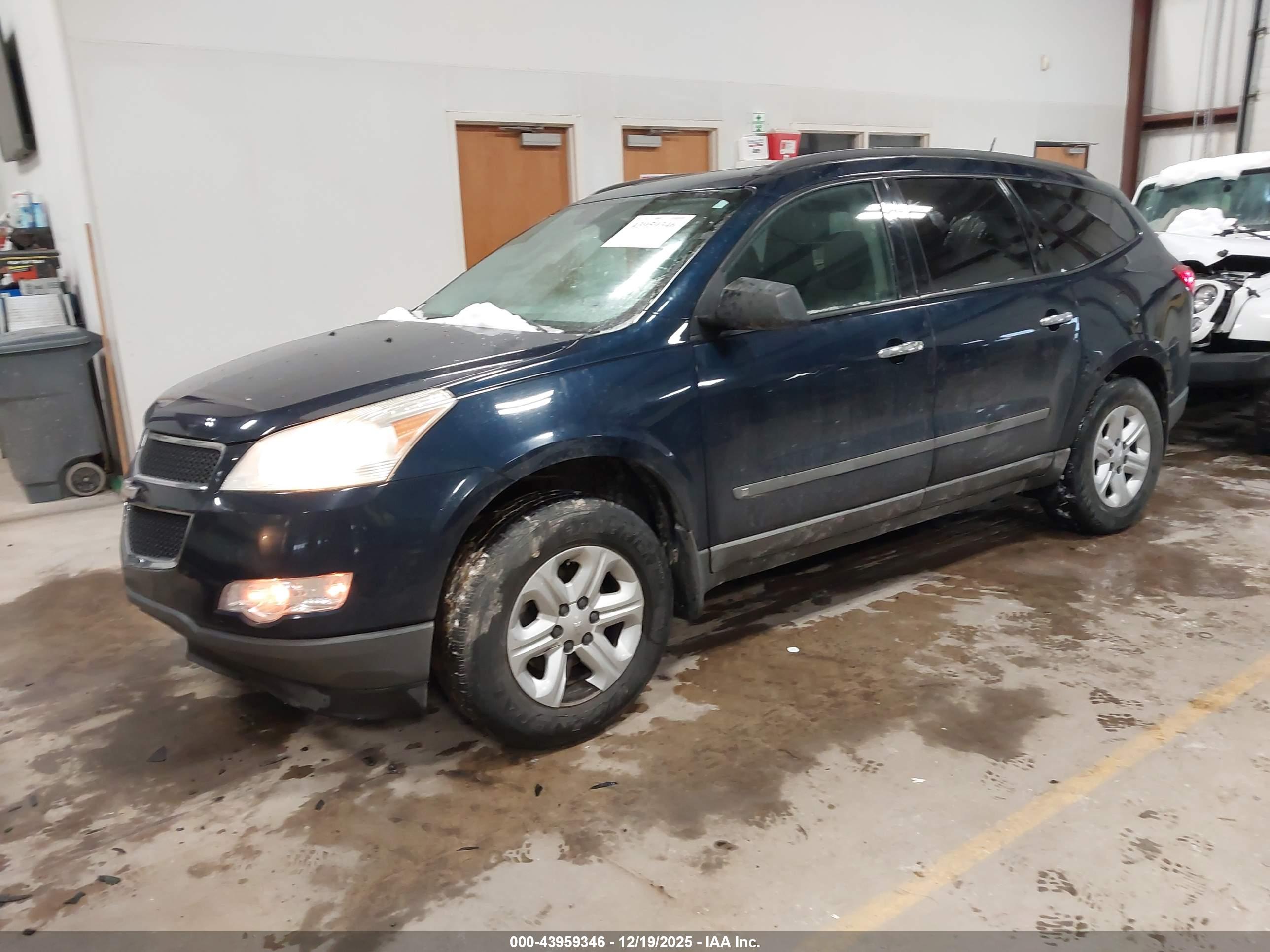 CHEVROLET TRAVERSE image 2