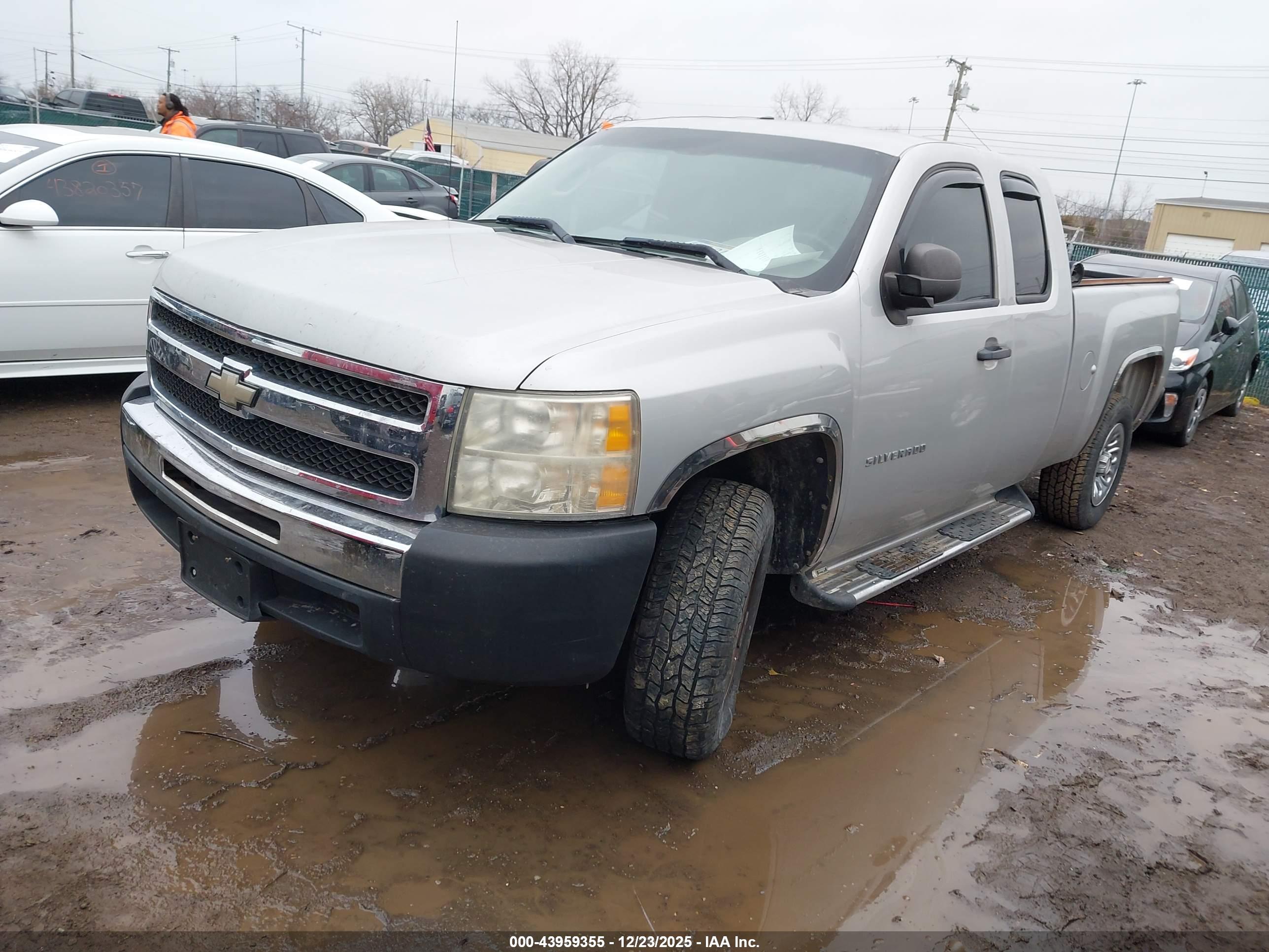 CHEVROLET SILVERADO image 2
