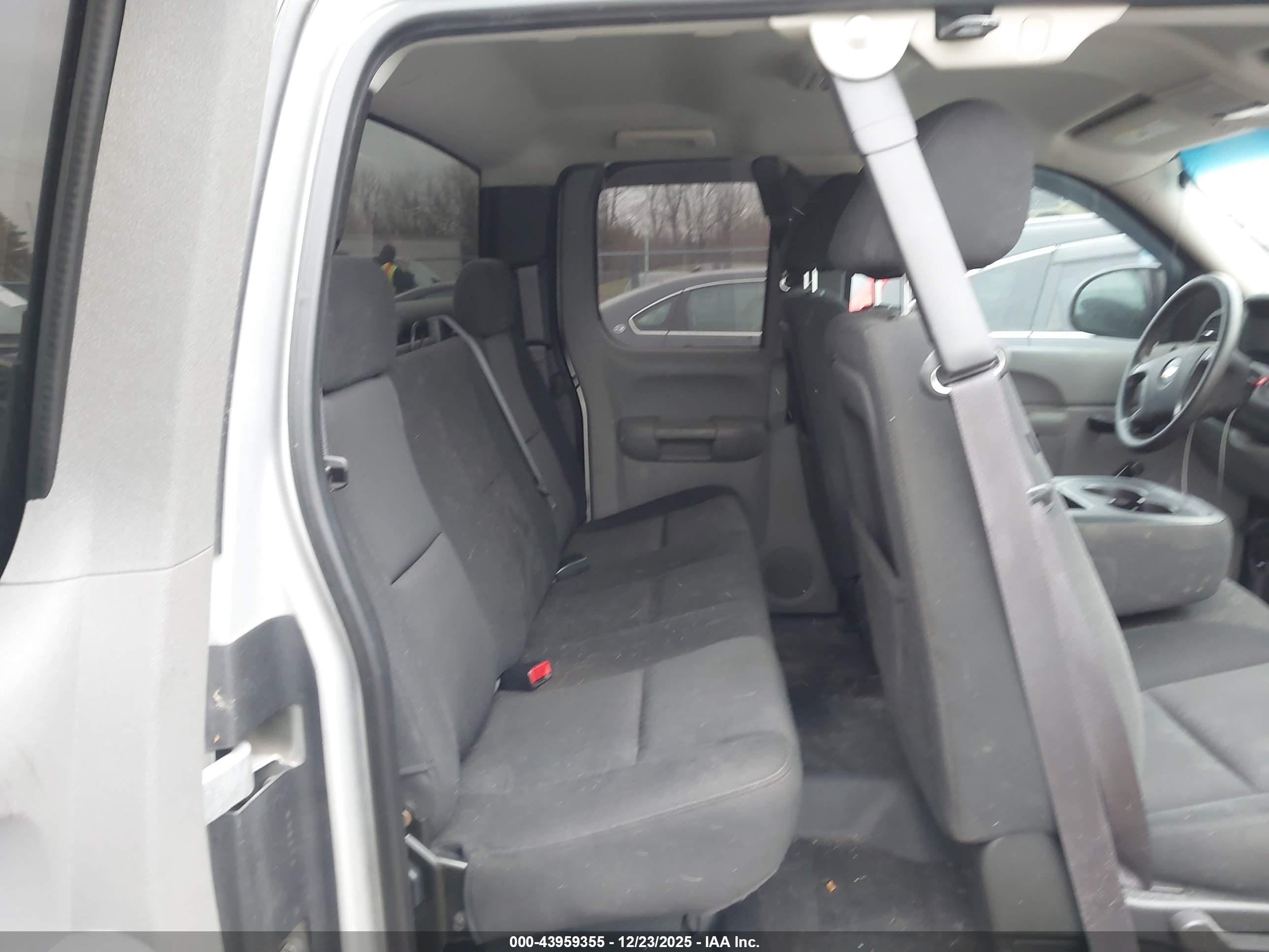 CHEVROLET SILVERADO image 8