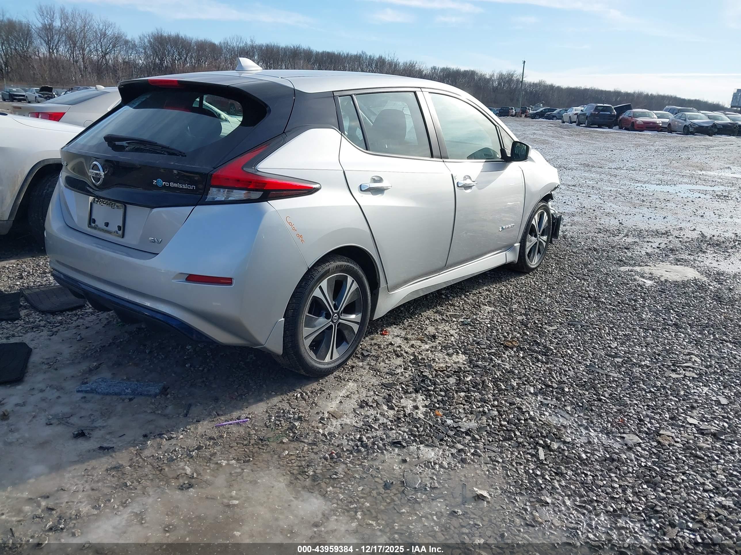 NISSAN LEAF image 4