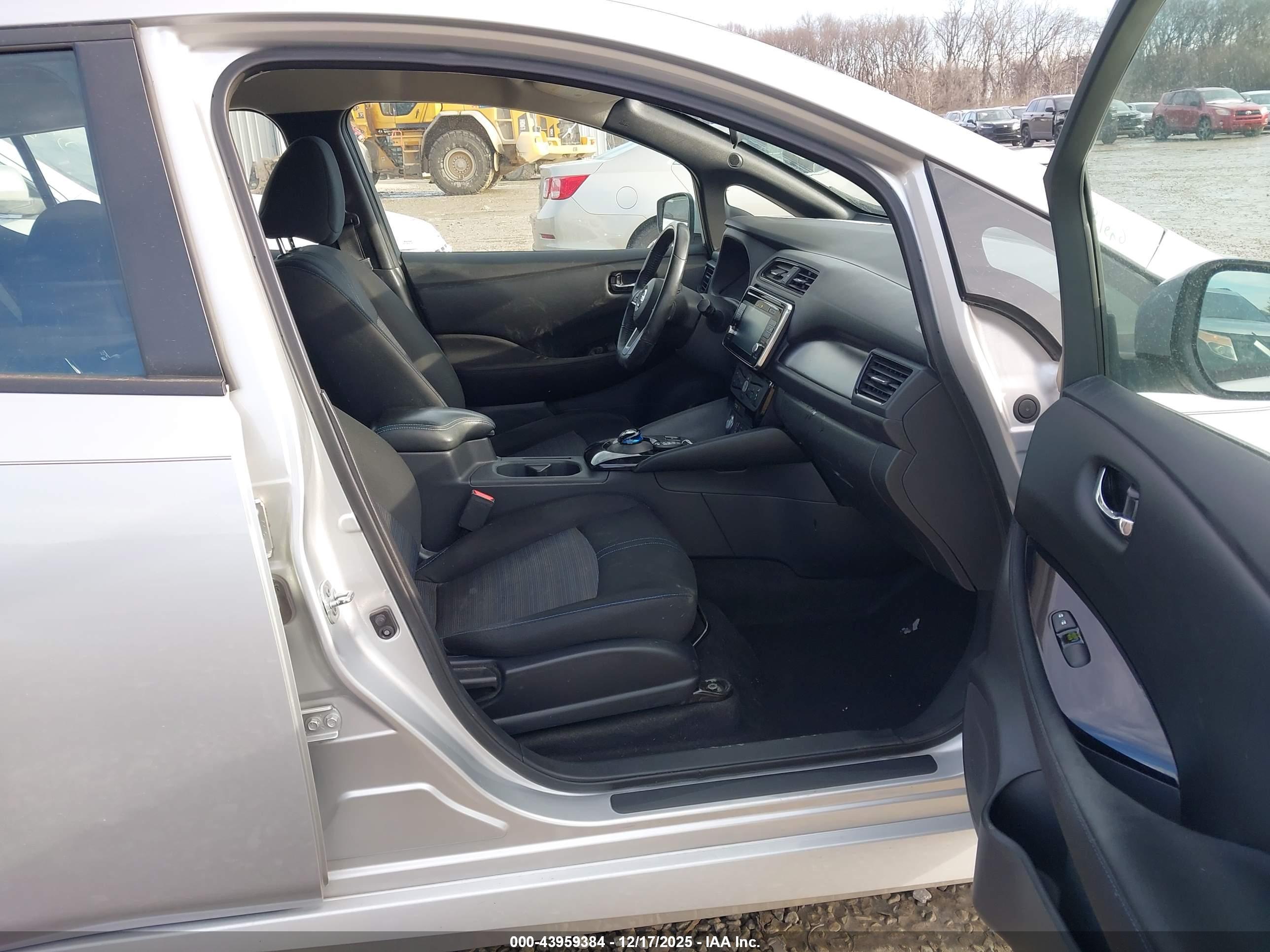 NISSAN LEAF image 5