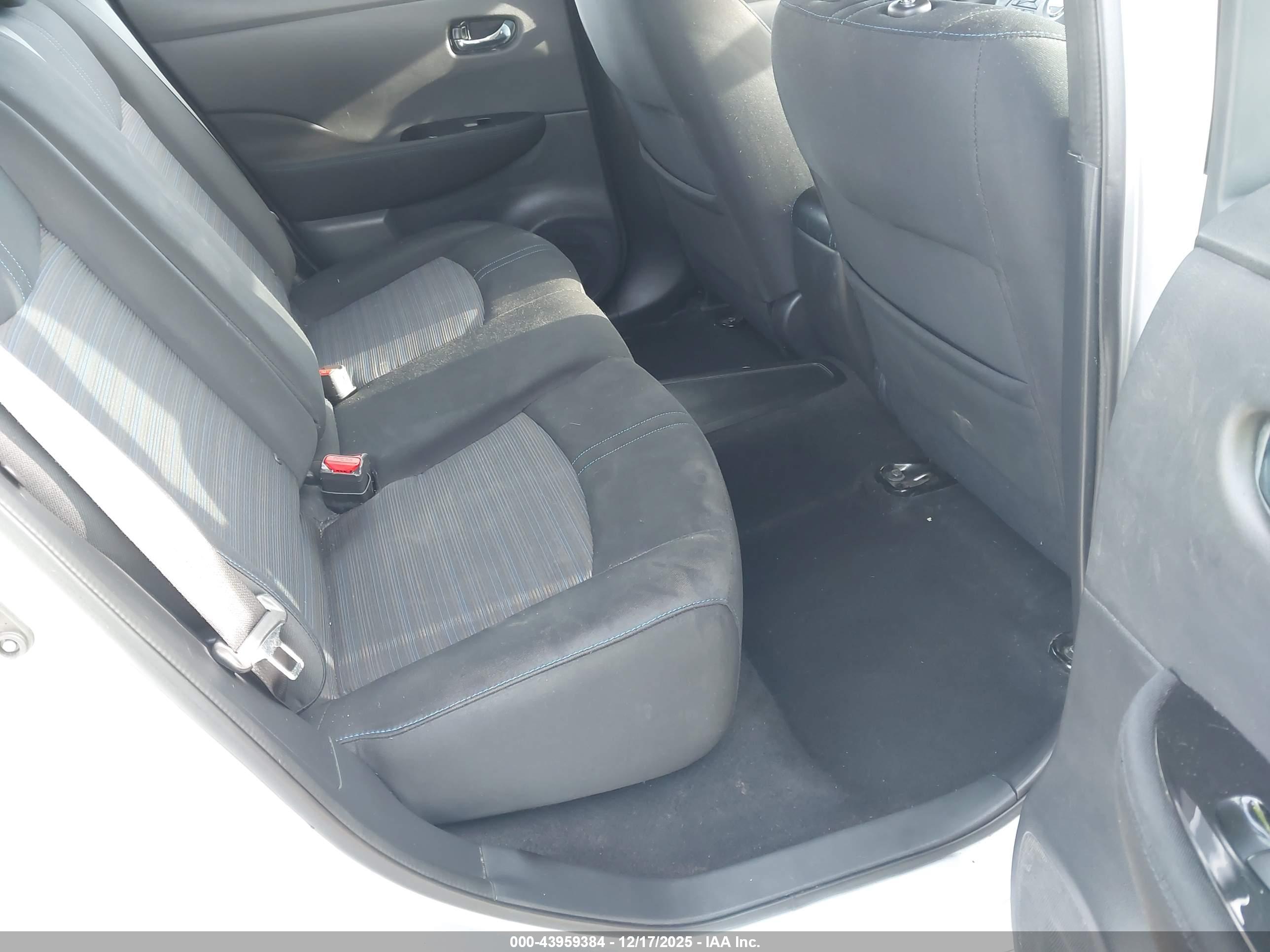 NISSAN LEAF image 8
