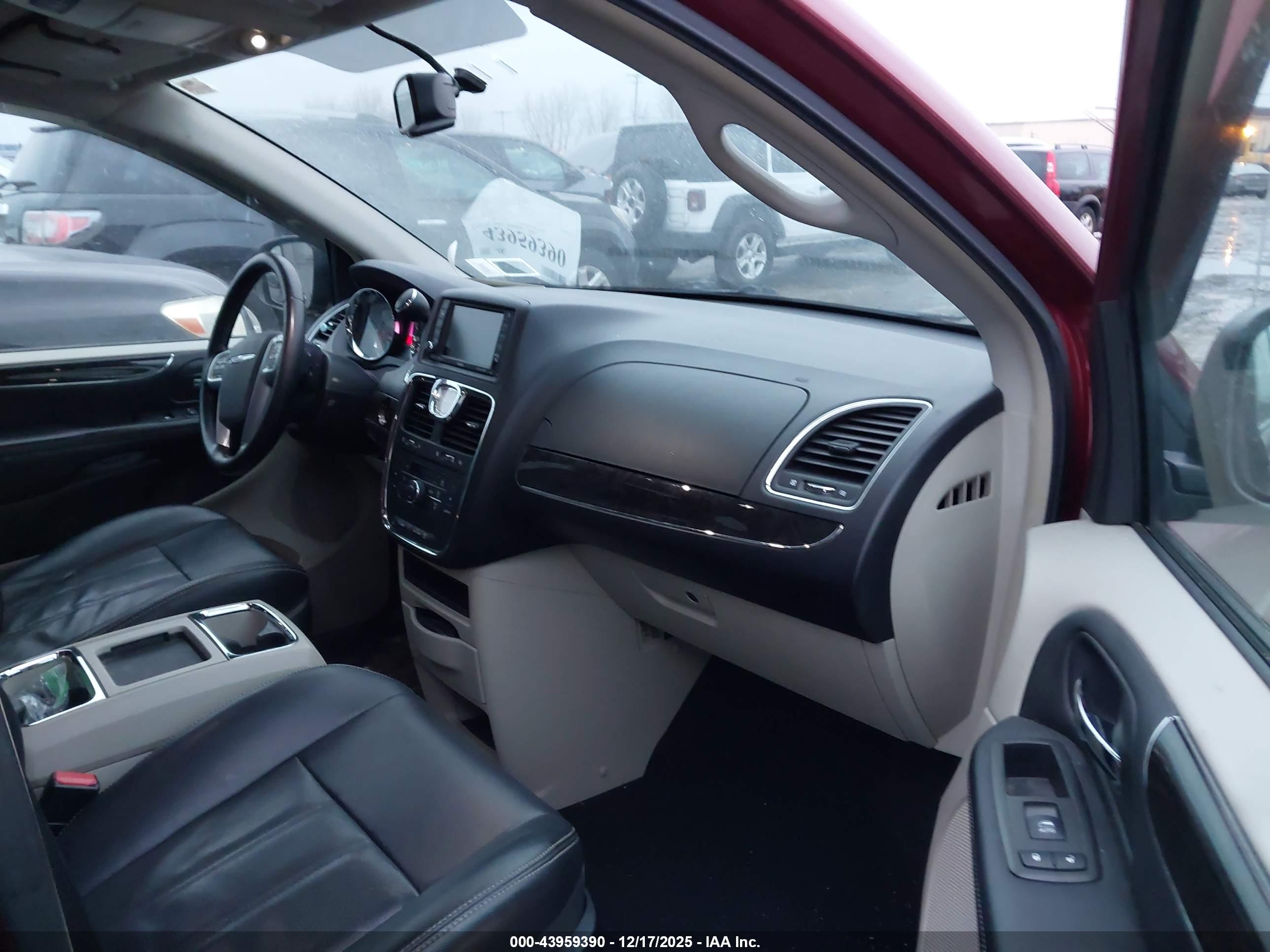 CHRYSLER TOWN image 5