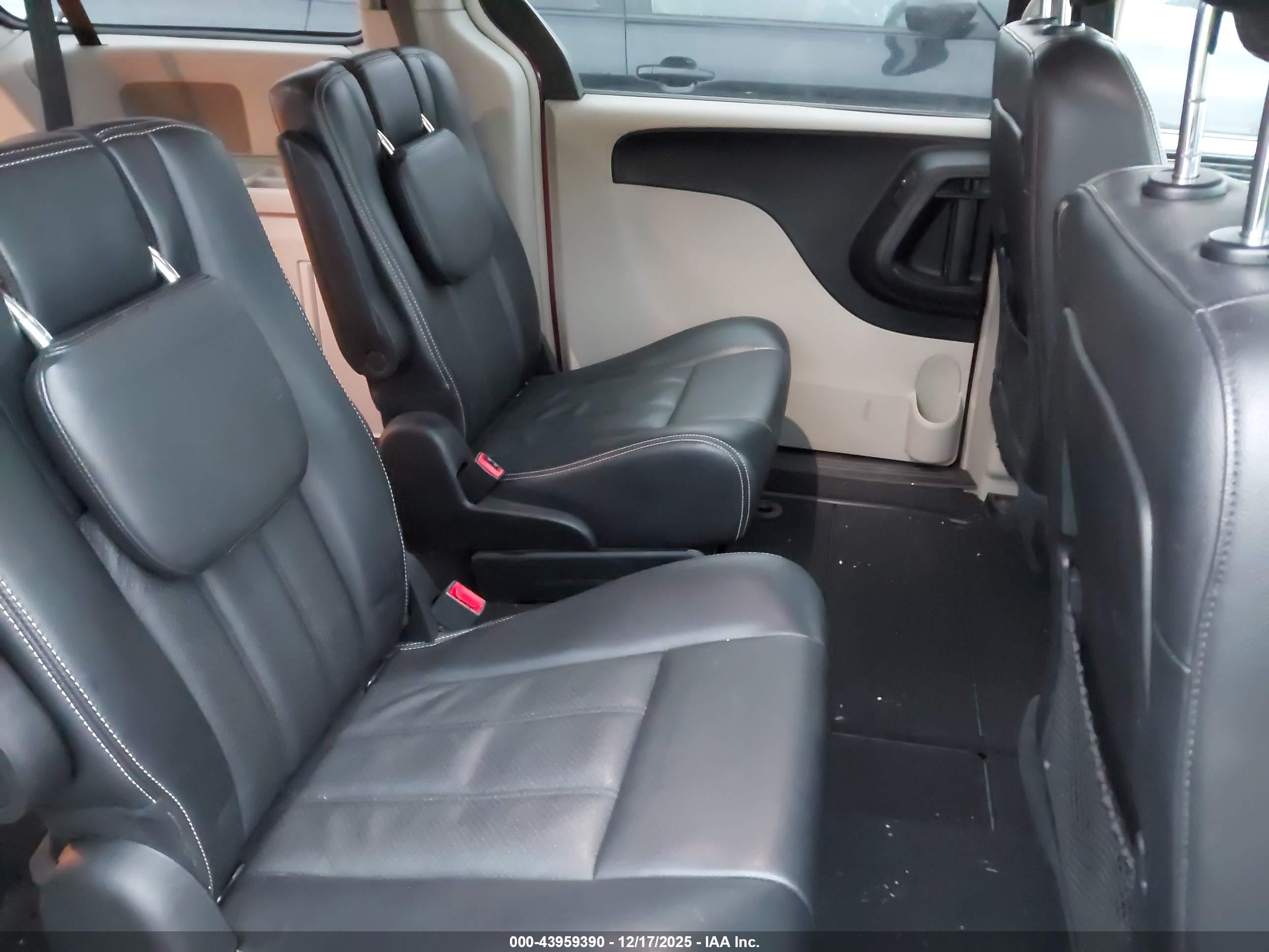 CHRYSLER TOWN image 8
