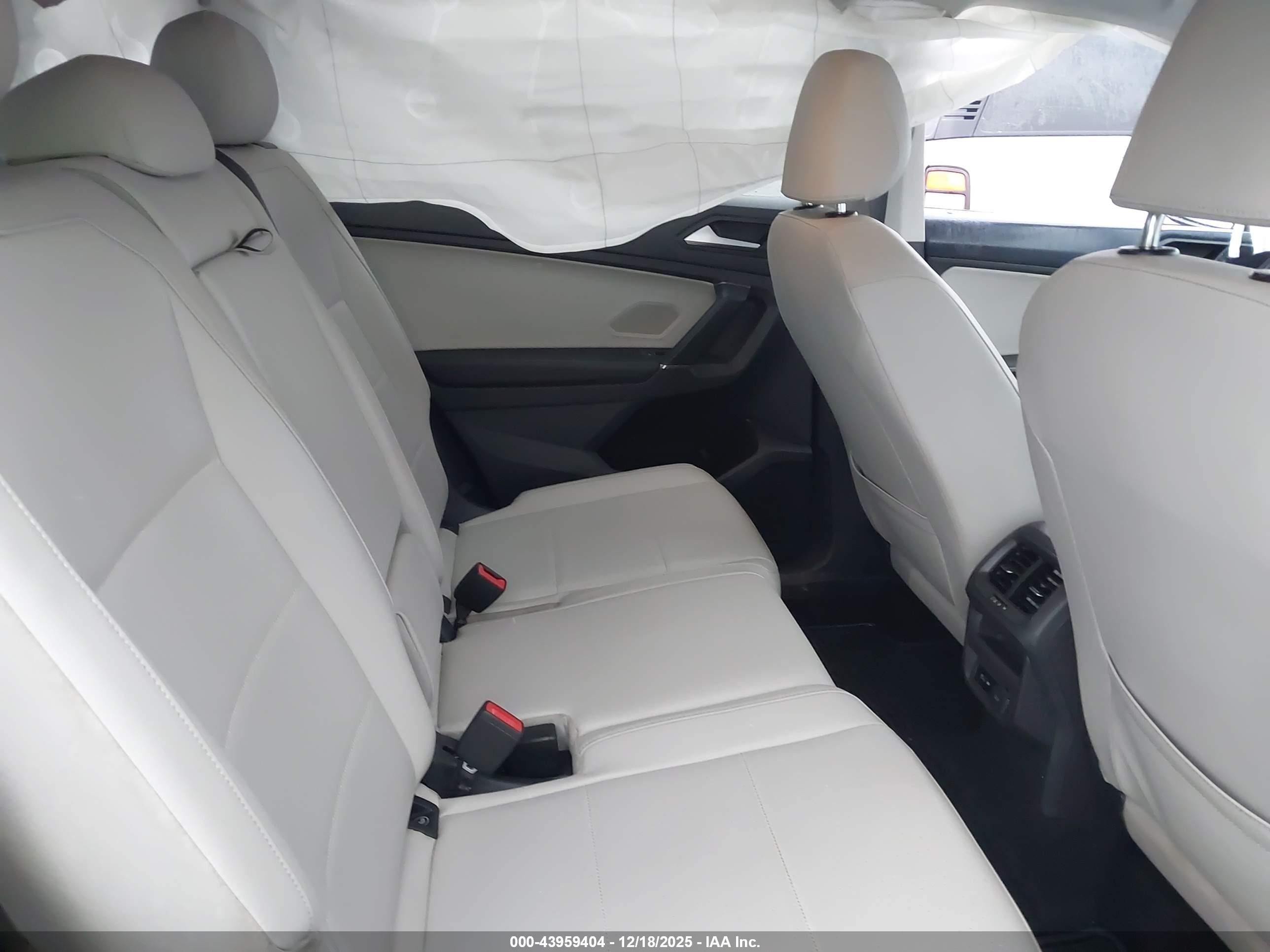 VOLKSWAGEN TIGUAN image 8