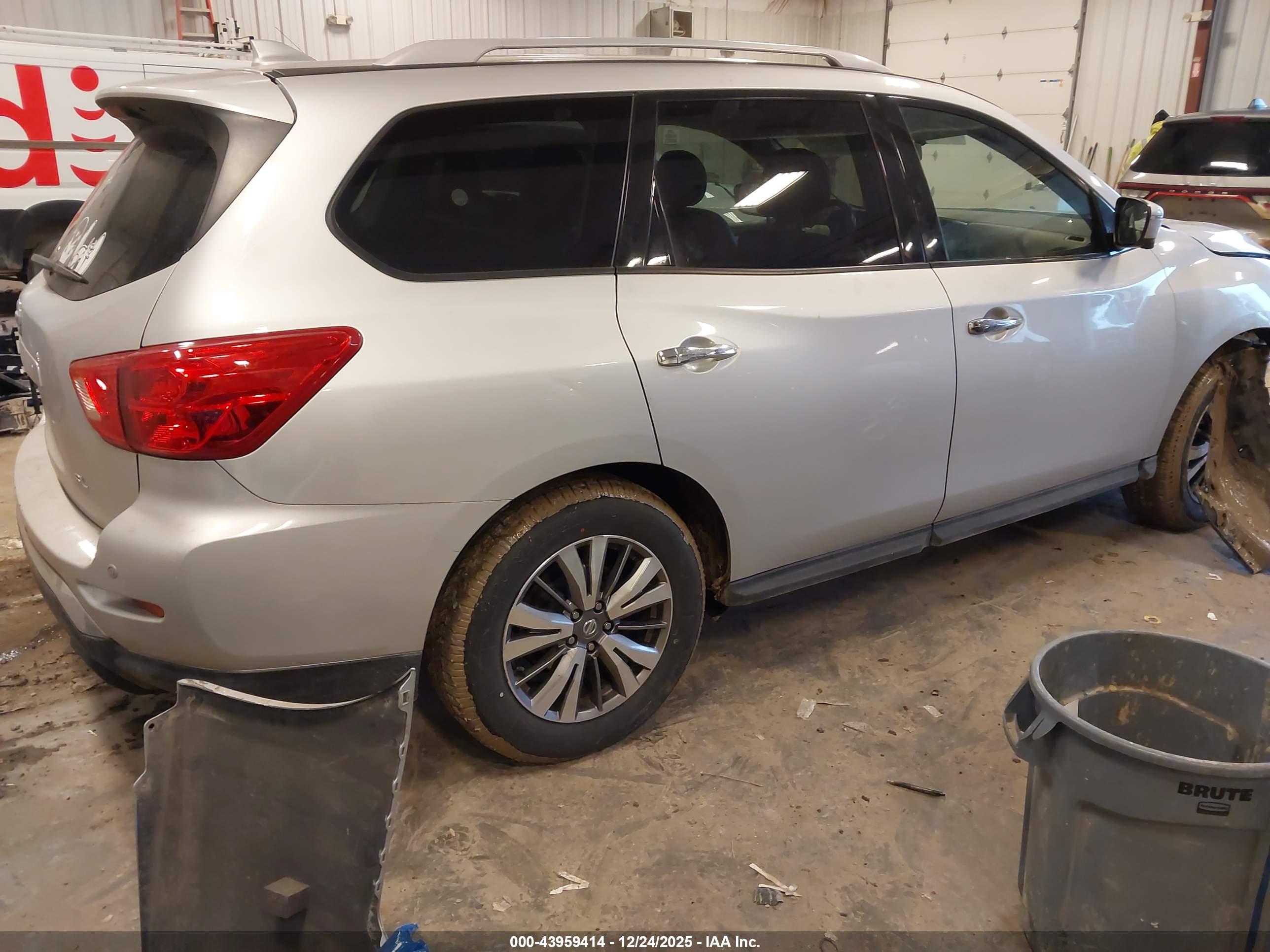 NISSAN PATHFINDER image 4