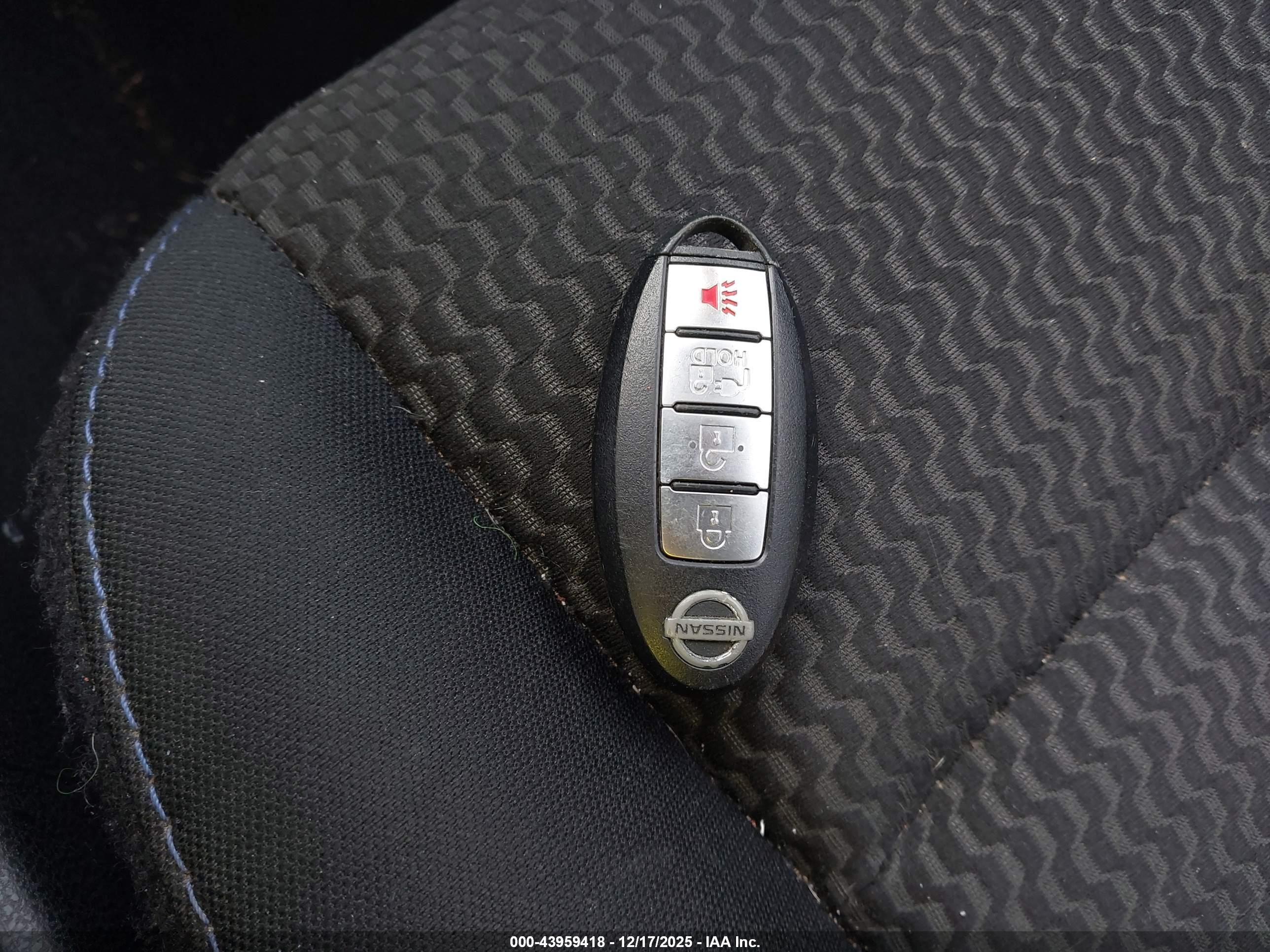 NISSAN LEAF image 11