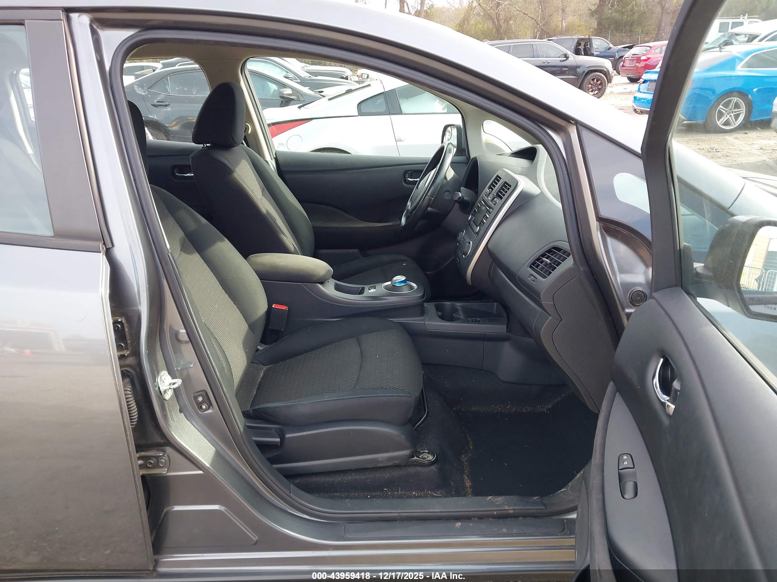NISSAN LEAF image 5