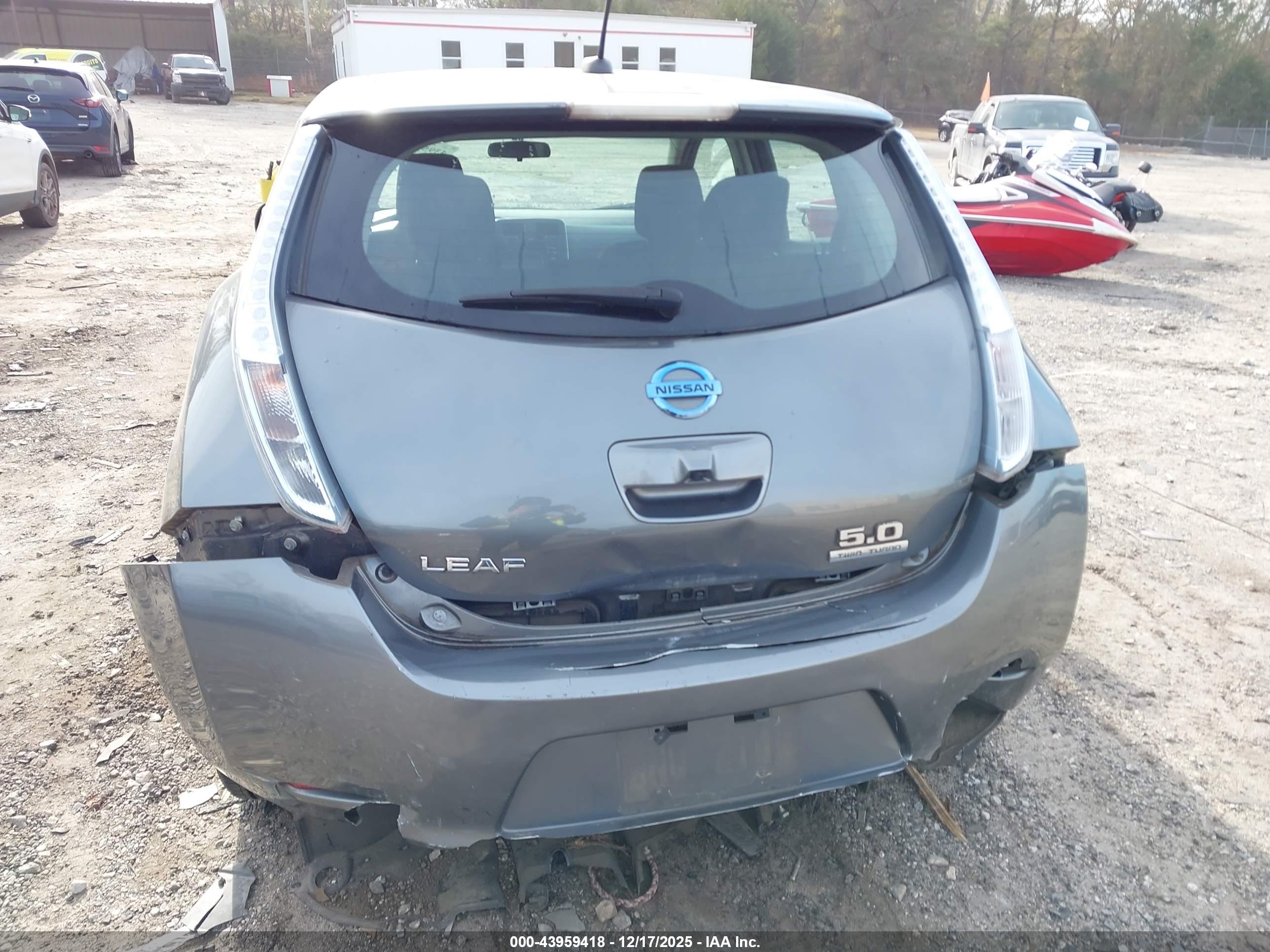 NISSAN LEAF image 6