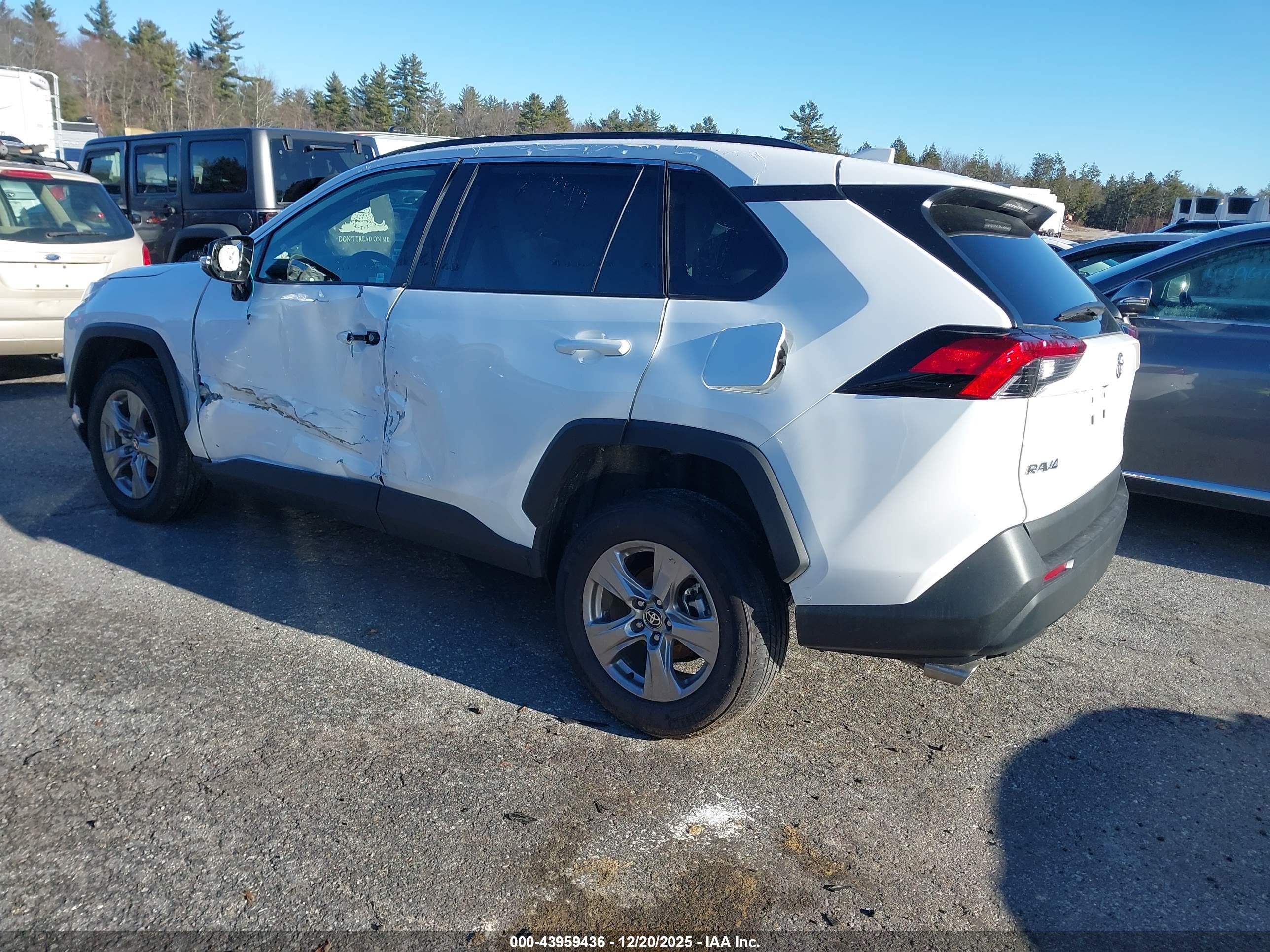 TOYOTA RAV4 image 3