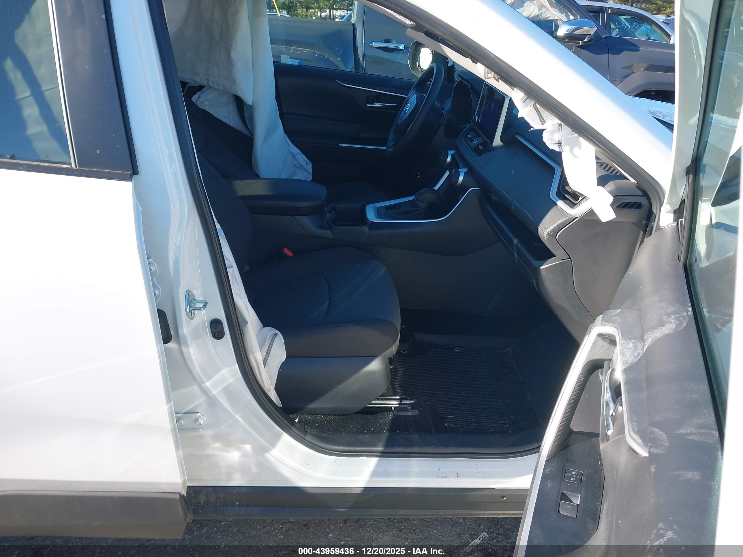 TOYOTA RAV4 image 5