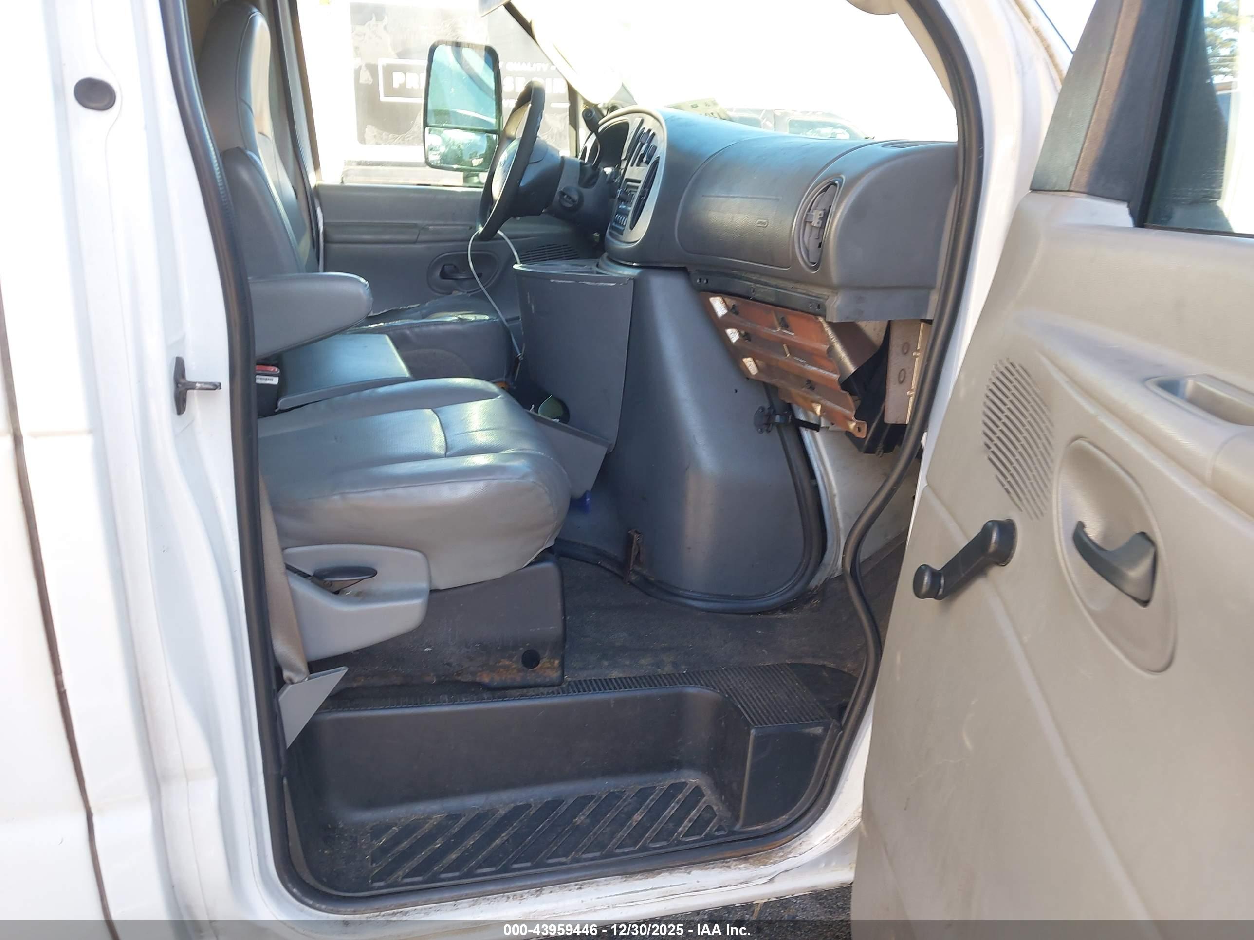 FORD E-450 image 7