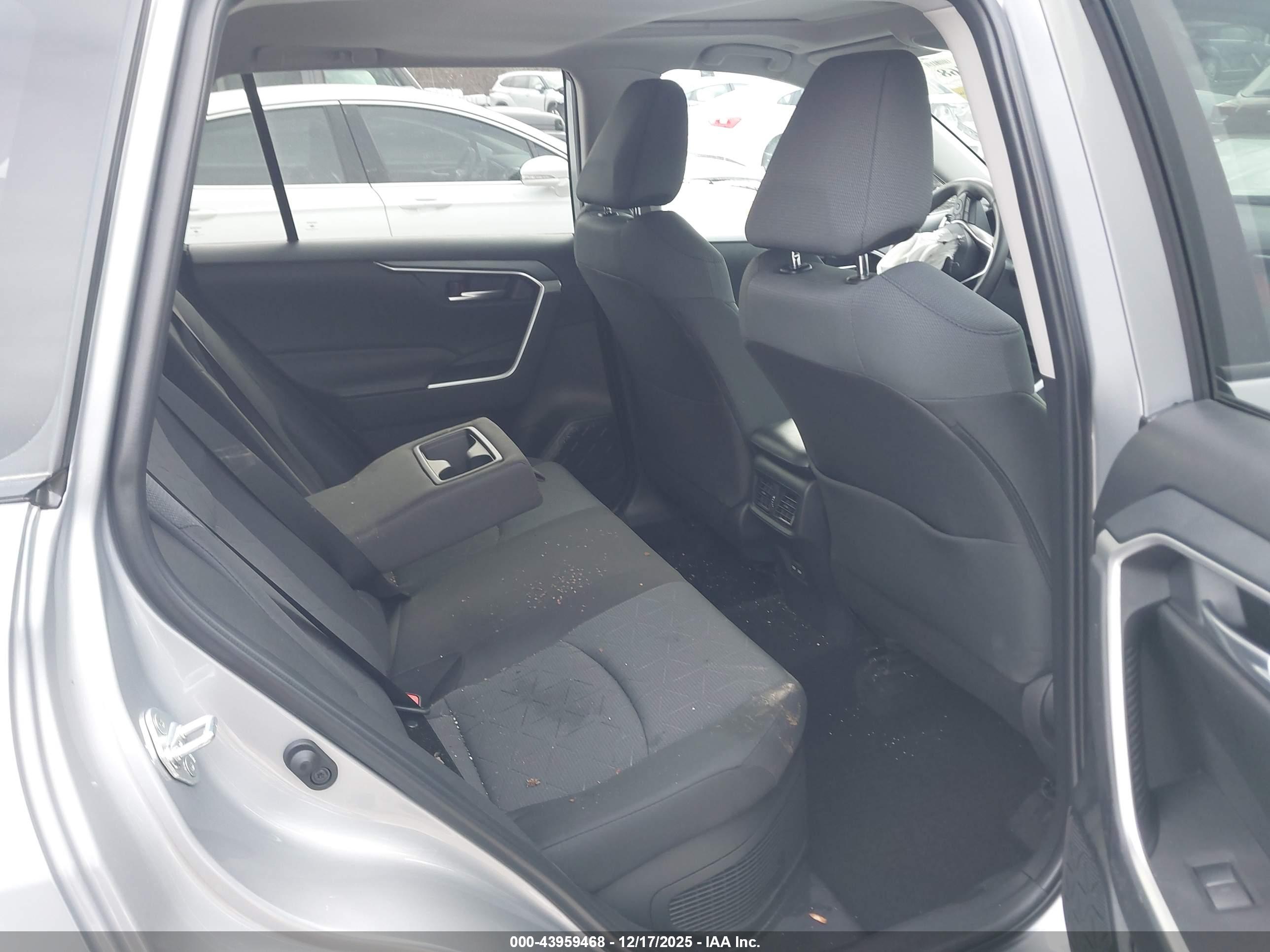 TOYOTA RAV4 image 8