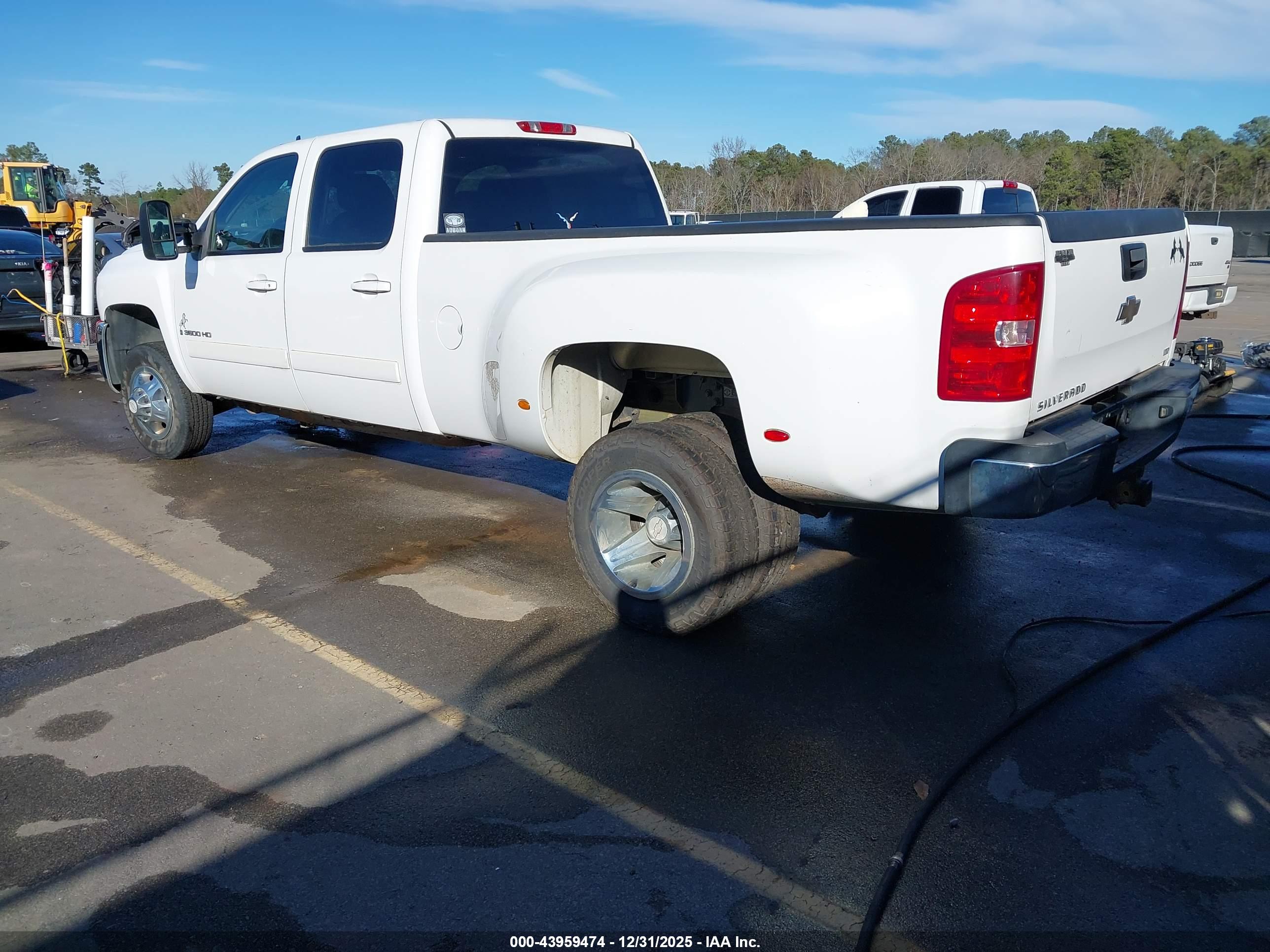 CHEVROLET SILVERADO image 3