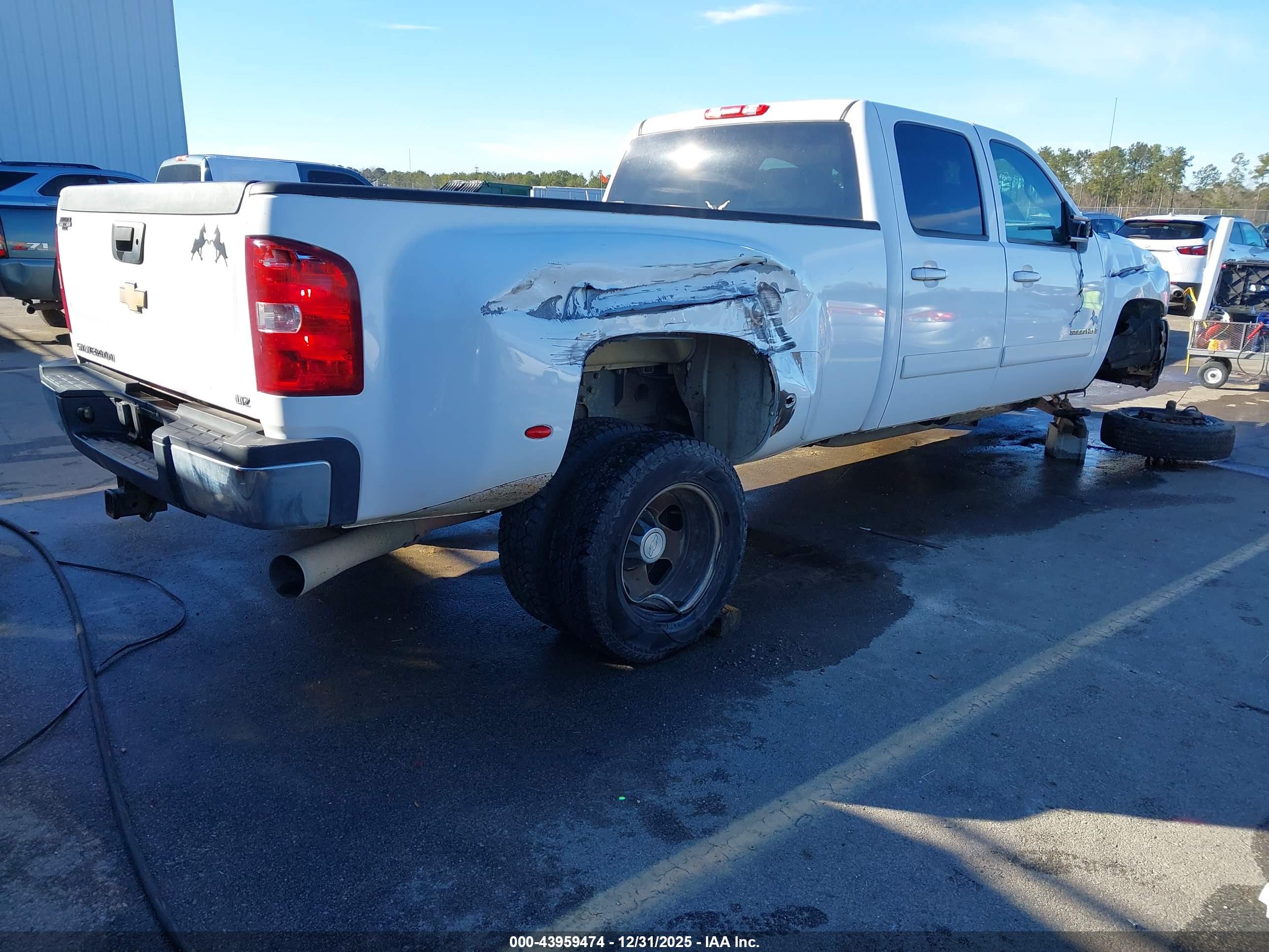 CHEVROLET SILVERADO image 4