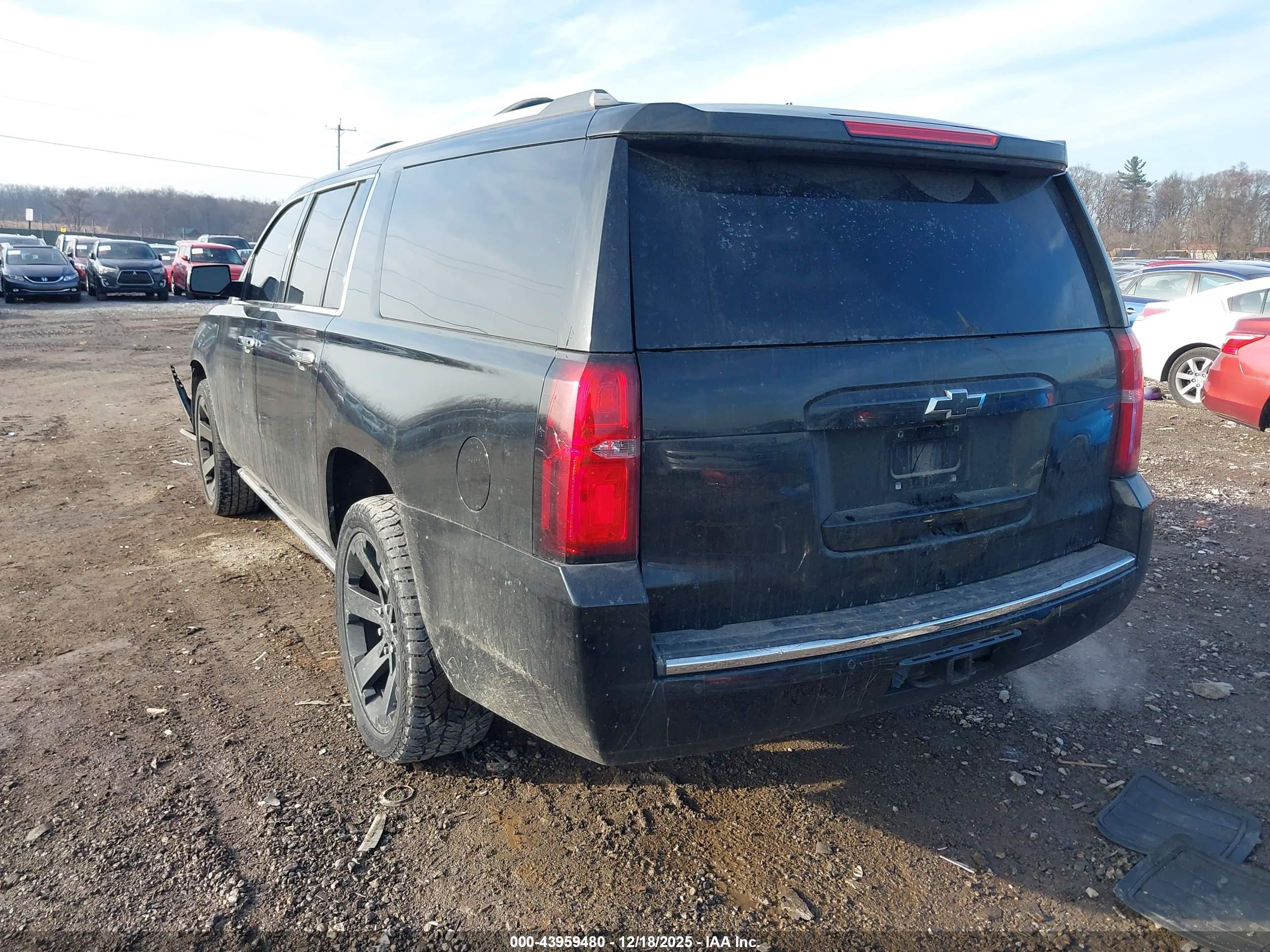 CHEVROLET SUBURBAN image 3