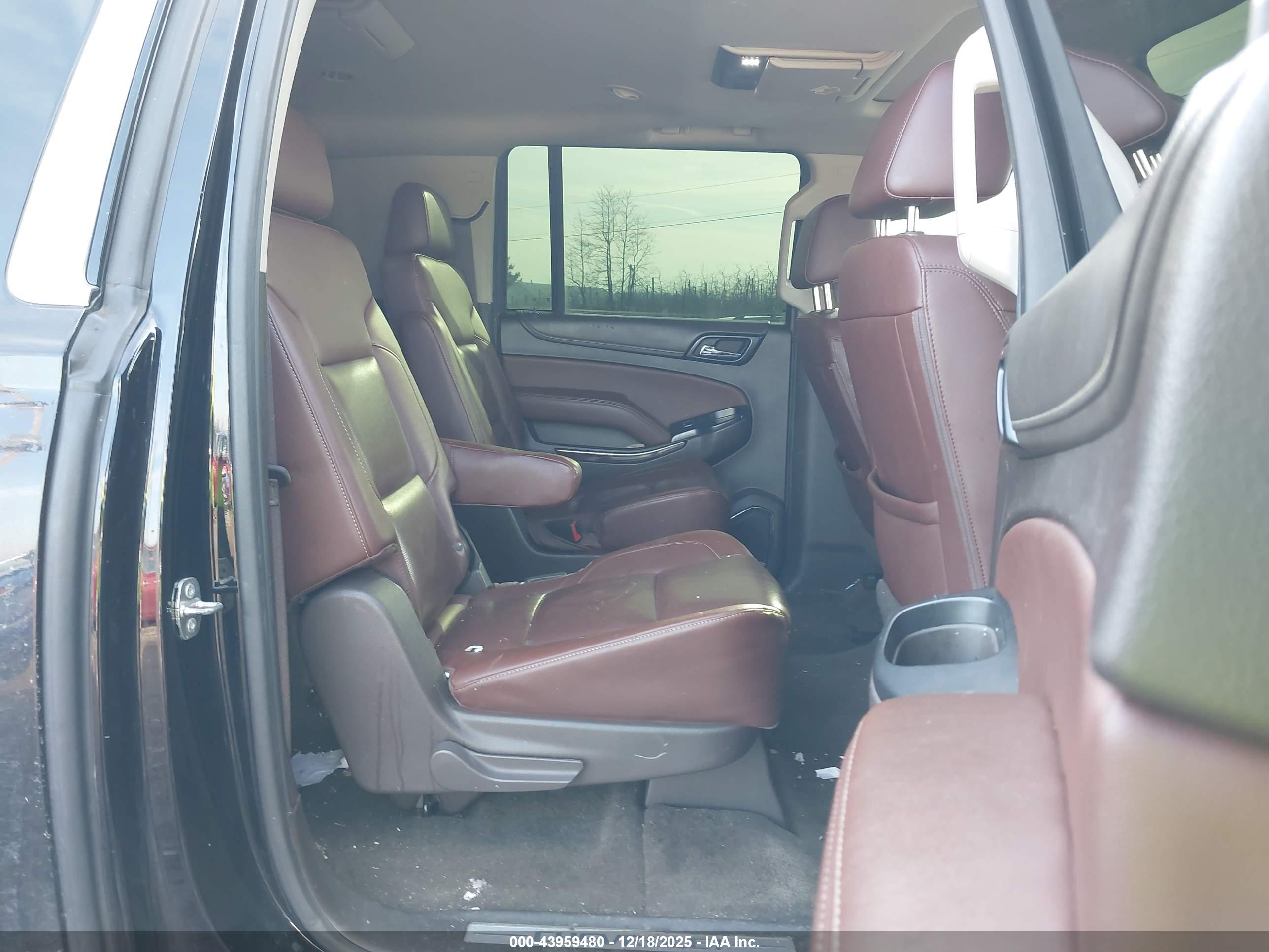 CHEVROLET SUBURBAN image 8